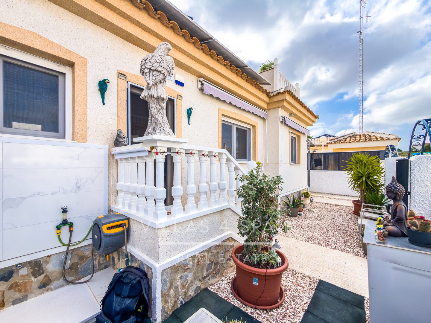 Resale - Cv v4s: 3 Bed 2 Bath townhouse with roof terrace and community pool in Benijofar - Ciudad Quesada  - calle rio turia - Alicante