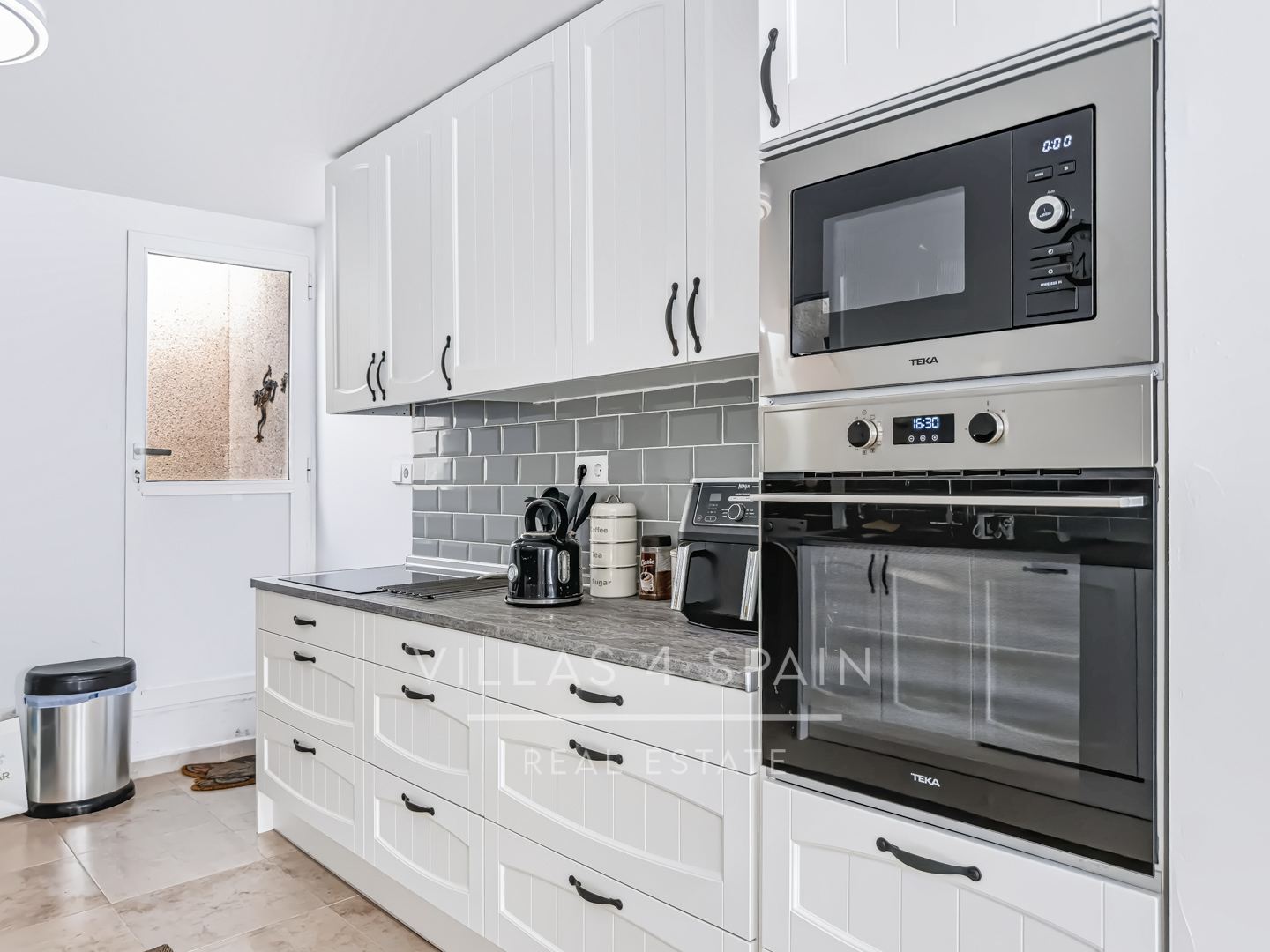Resale - Exclusive 2 Bed 2 Bath corner plot Townhouse with a large garden and roof terrace with community pool in Ciudad Quesada - calle Onda - Alicante