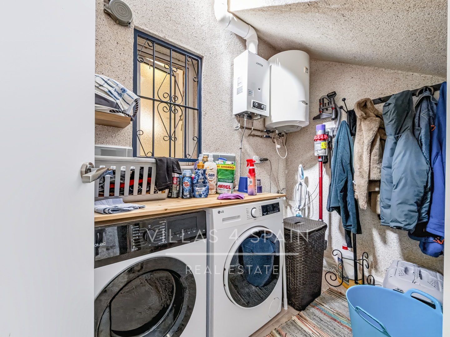Resale - Exclusive 2 Bed 2 Bath corner plot Townhouse with a large garden and roof terrace with community pool in Ciudad Quesada - calle Onda - Alicante
