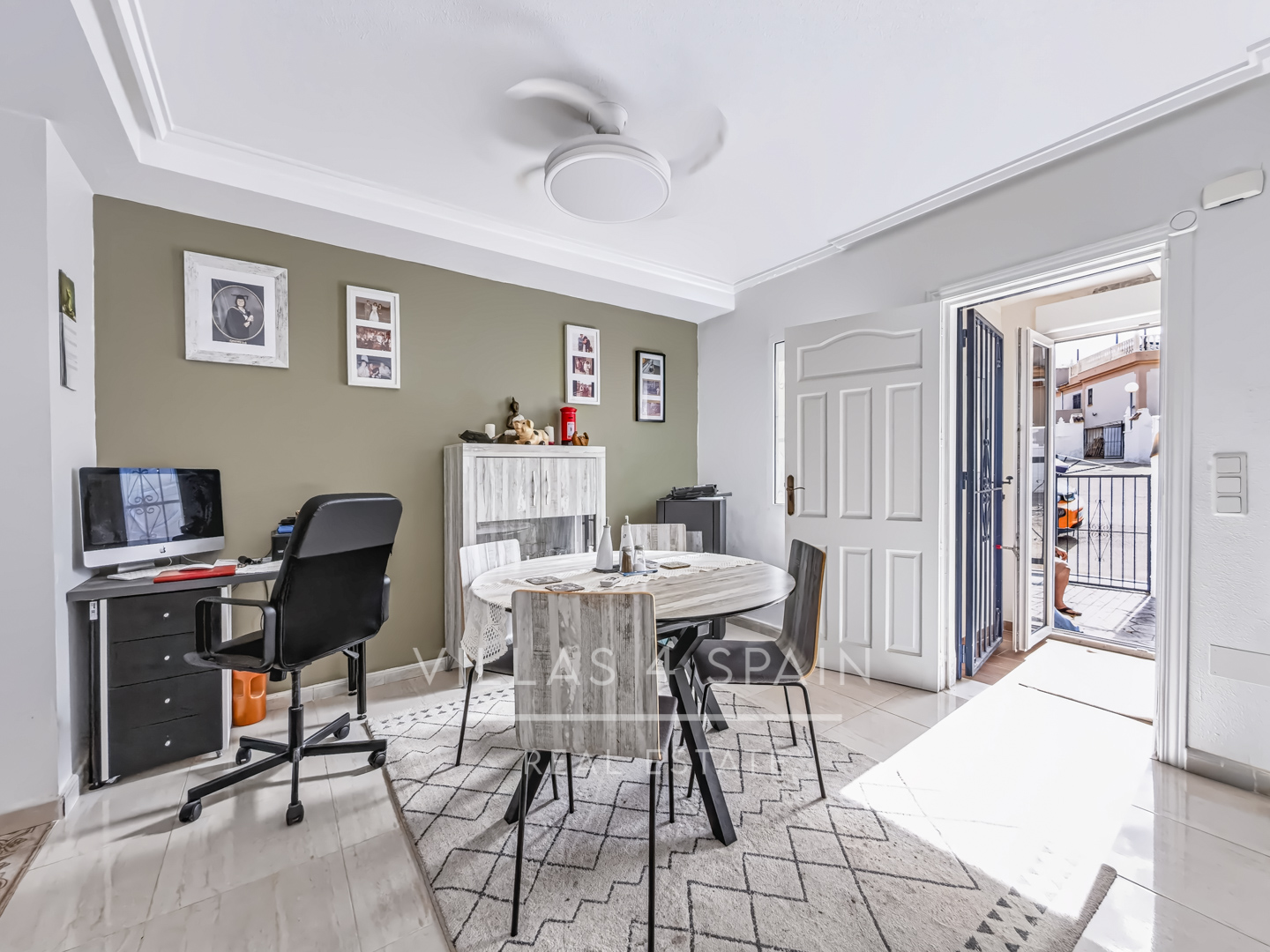 Resale - Exclusive 2 Bed 2 Bath corner plot Townhouse with a large garden and roof terrace with community pool in Ciudad Quesada - calle Onda - Alicante