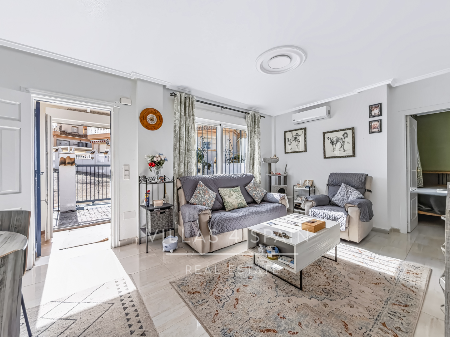 Resale - Exclusive 2 Bed 2 Bath corner plot Townhouse with a large garden and roof terrace with community pool in Ciudad Quesada - calle Onda - Alicante