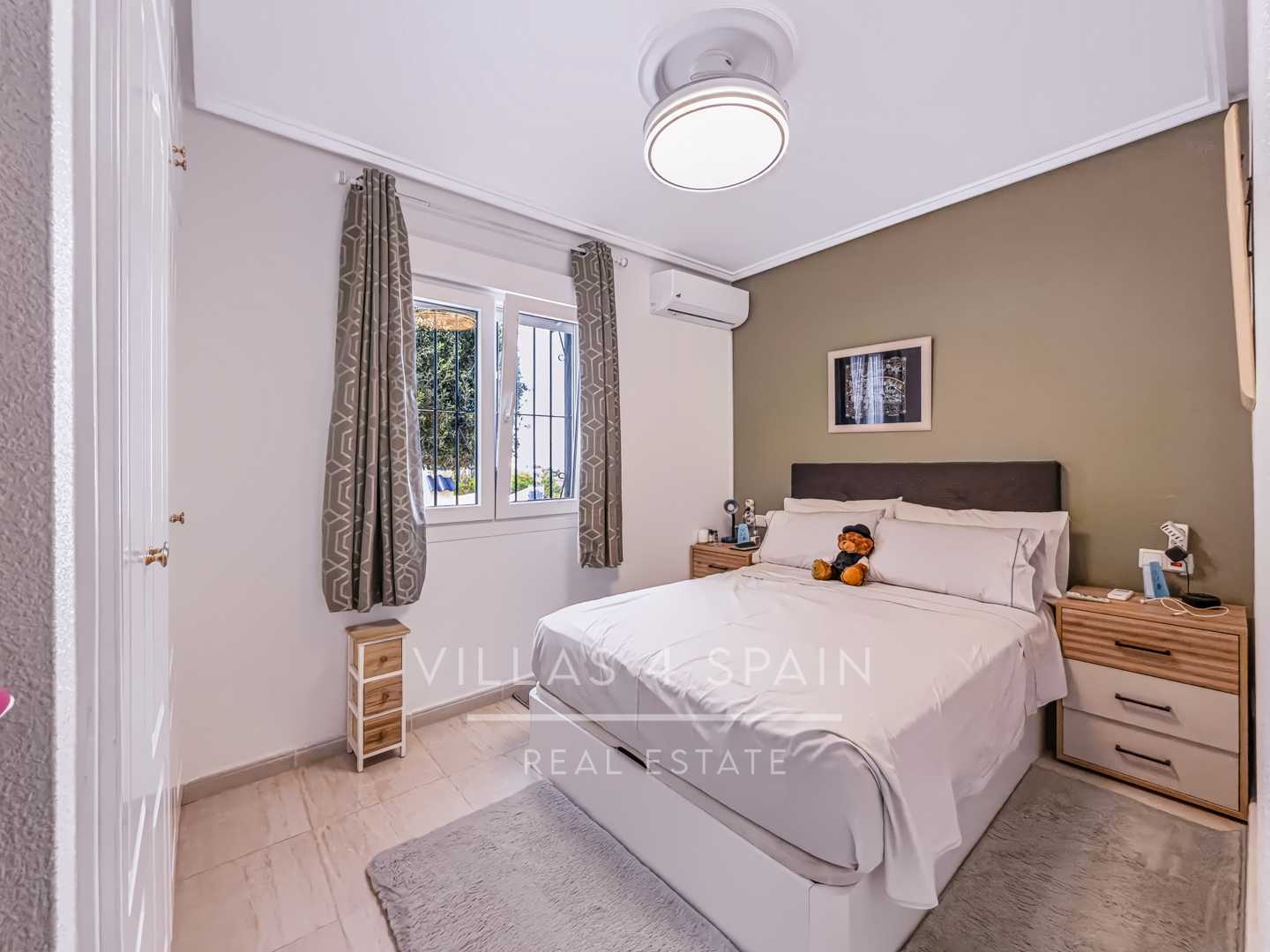 Resale - Exclusive 2 Bed 2 Bath corner plot Townhouse with a large garden and roof terrace with community pool in Ciudad Quesada - calle Onda - Alicante