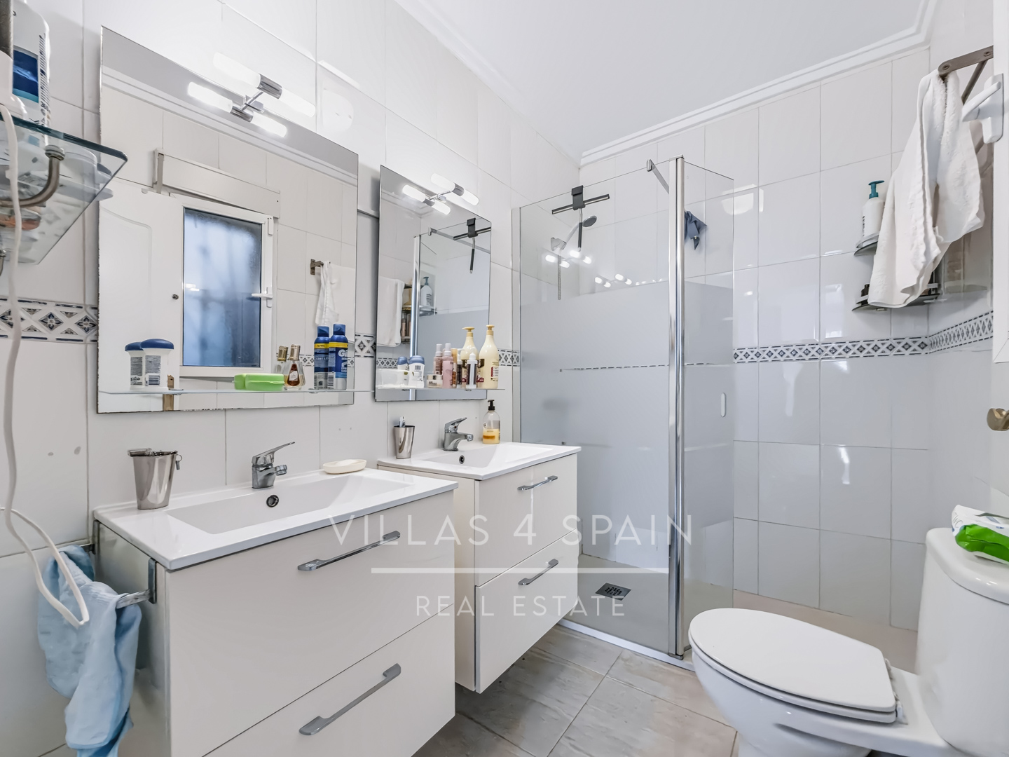 Resale - Exclusive 2 Bed 2 Bath corner plot Townhouse with a large garden and roof terrace with community pool in Ciudad Quesada - calle Onda - Alicante