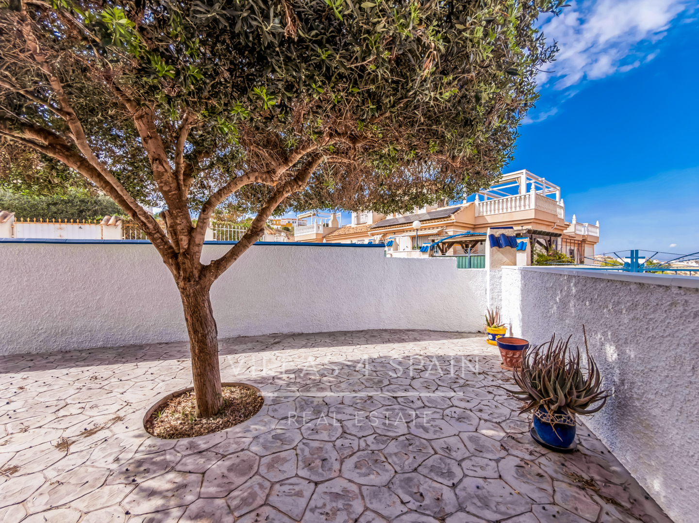 Resale - Exclusive 2 Bed 2 Bath corner plot Townhouse with a large garden and roof terrace with community pool in Ciudad Quesada - calle Onda - Alicante