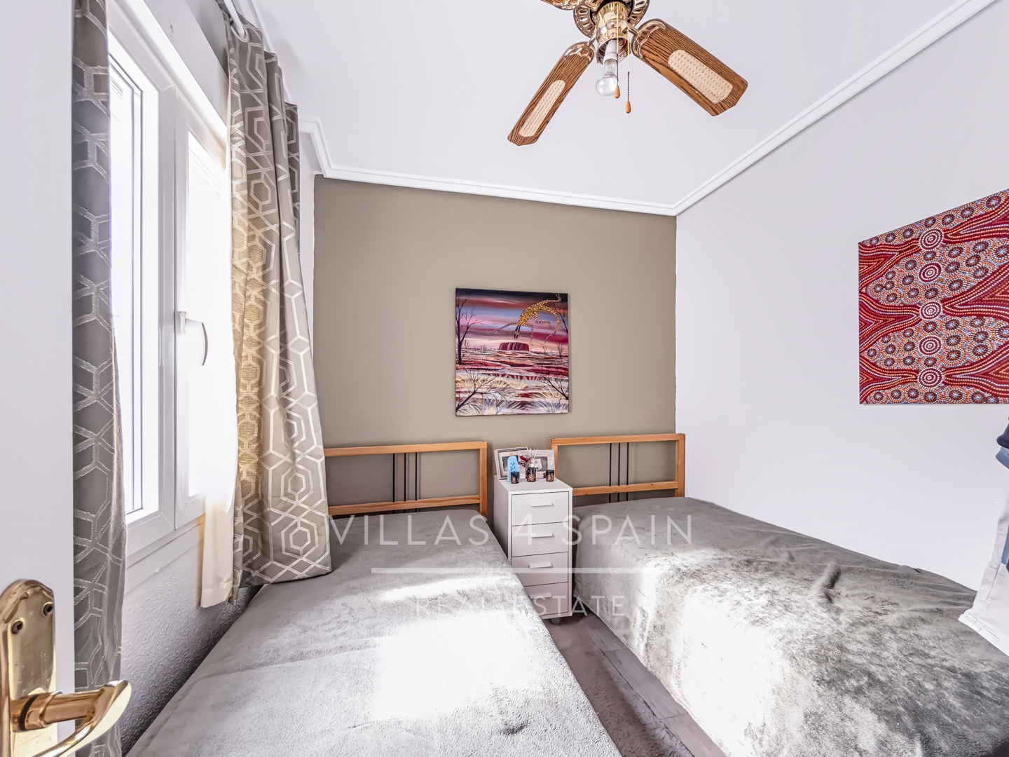 Resale - Exclusive 2 Bed 2 Bath corner plot Townhouse with a large garden and roof terrace with community pool in Ciudad Quesada - calle Onda - Alicante