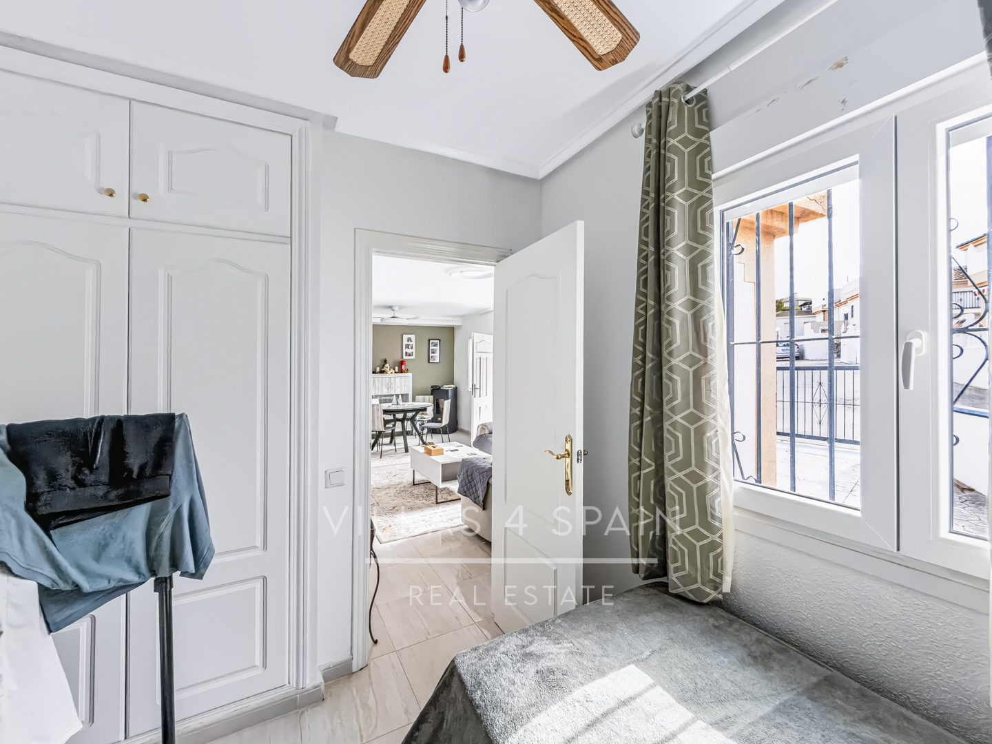 Resale - Exclusive 2 Bed 2 Bath corner plot Townhouse with a large garden and roof terrace with community pool in Ciudad Quesada - calle Onda - Alicante