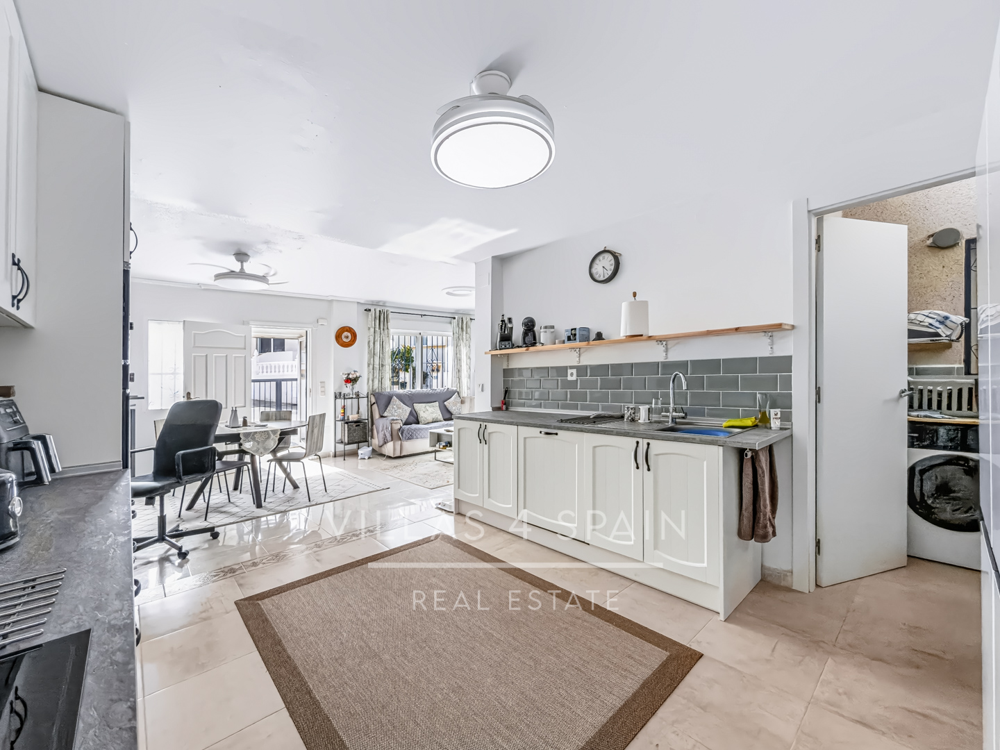 Resale - Exclusive 2 Bed 2 Bath corner plot Townhouse with a large garden and roof terrace with community pool in Ciudad Quesada - calle Onda - Alicante