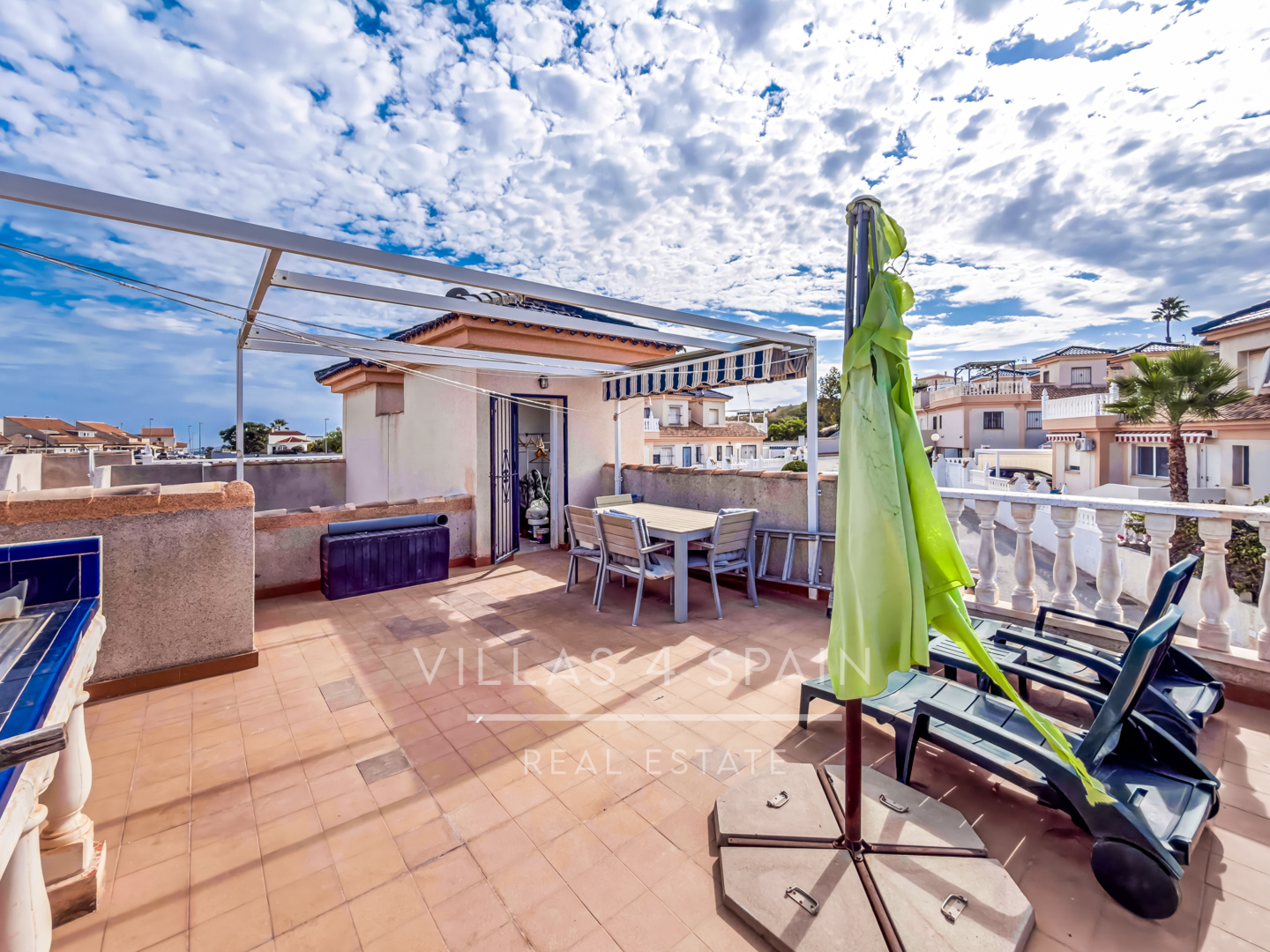 Resale - Exclusive 2 Bed 2 Bath corner plot Townhouse with a large garden and roof terrace with community pool in Ciudad Quesada - calle Onda - Alicante