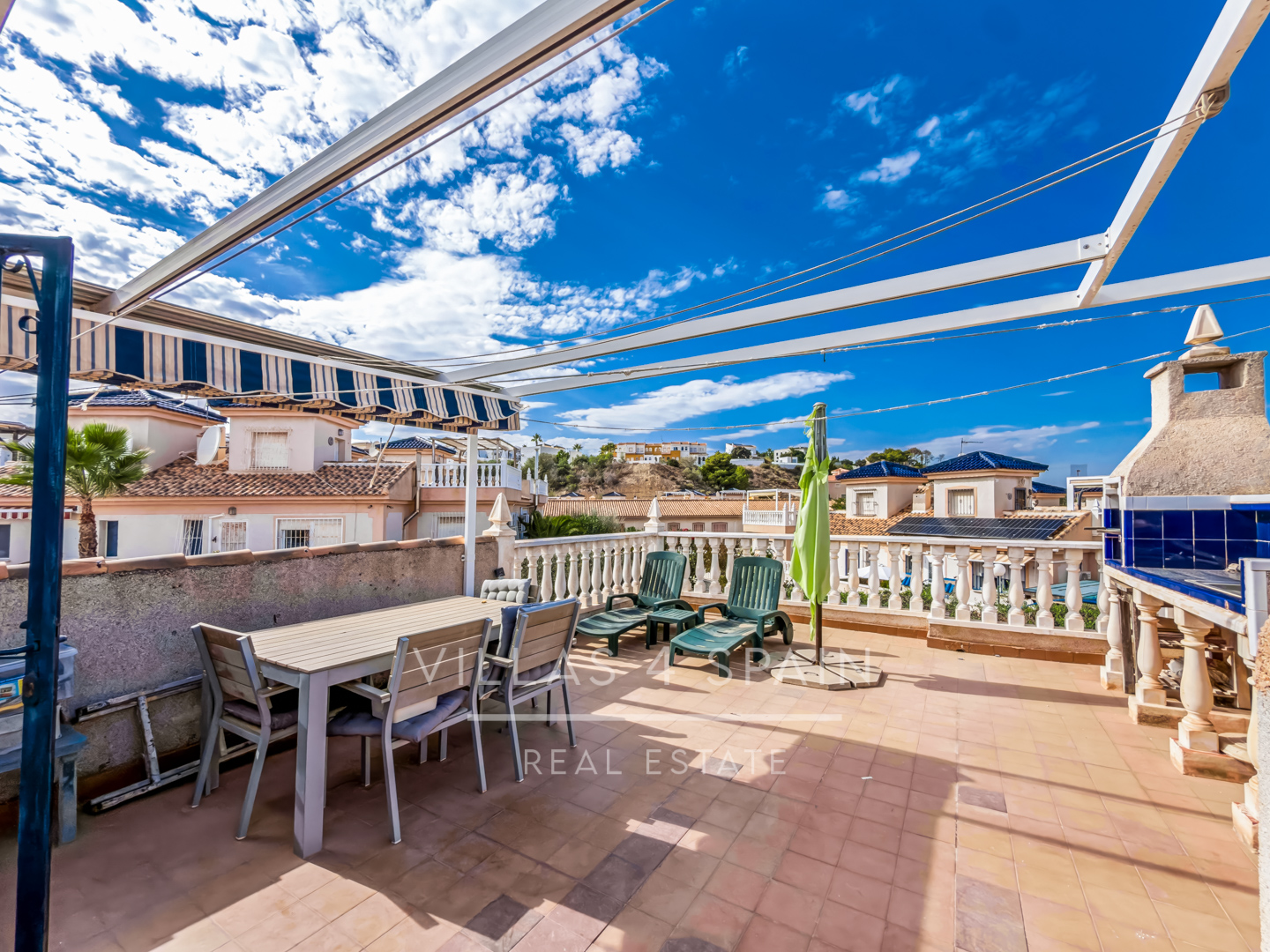 Resale - Exclusive 2 Bed 2 Bath corner plot Townhouse with a large garden and roof terrace with community pool in Ciudad Quesada - calle Onda - Alicante