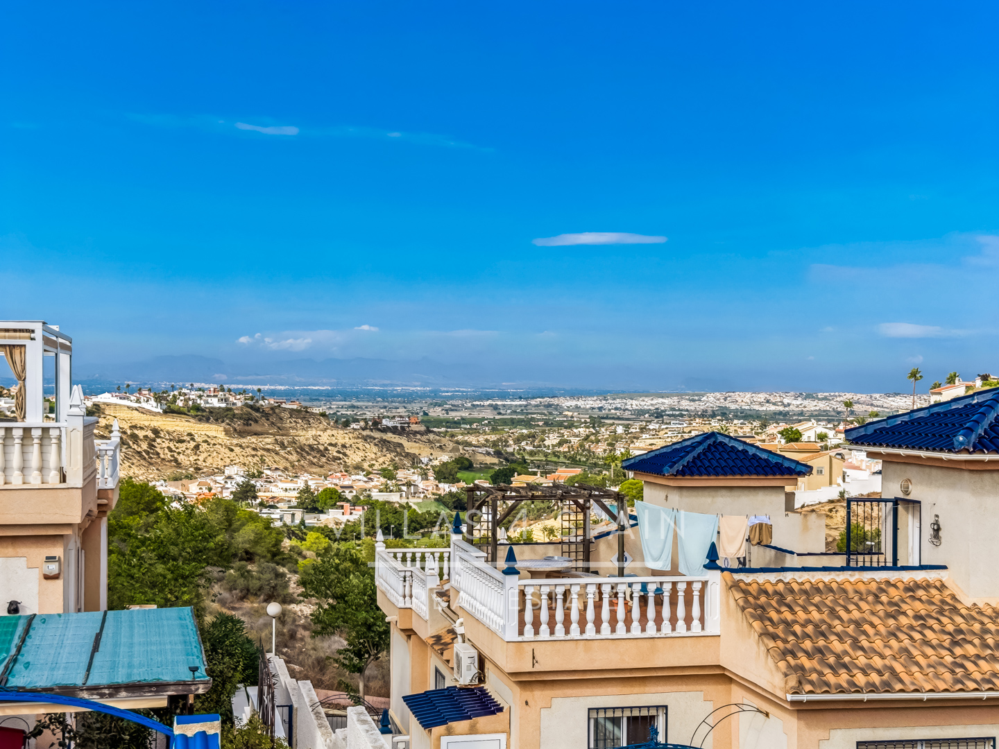 Resale - Exclusive 2 Bed 2 Bath corner plot Townhouse with a large garden and roof terrace with community pool in Ciudad Quesada - calle Onda - Alicante