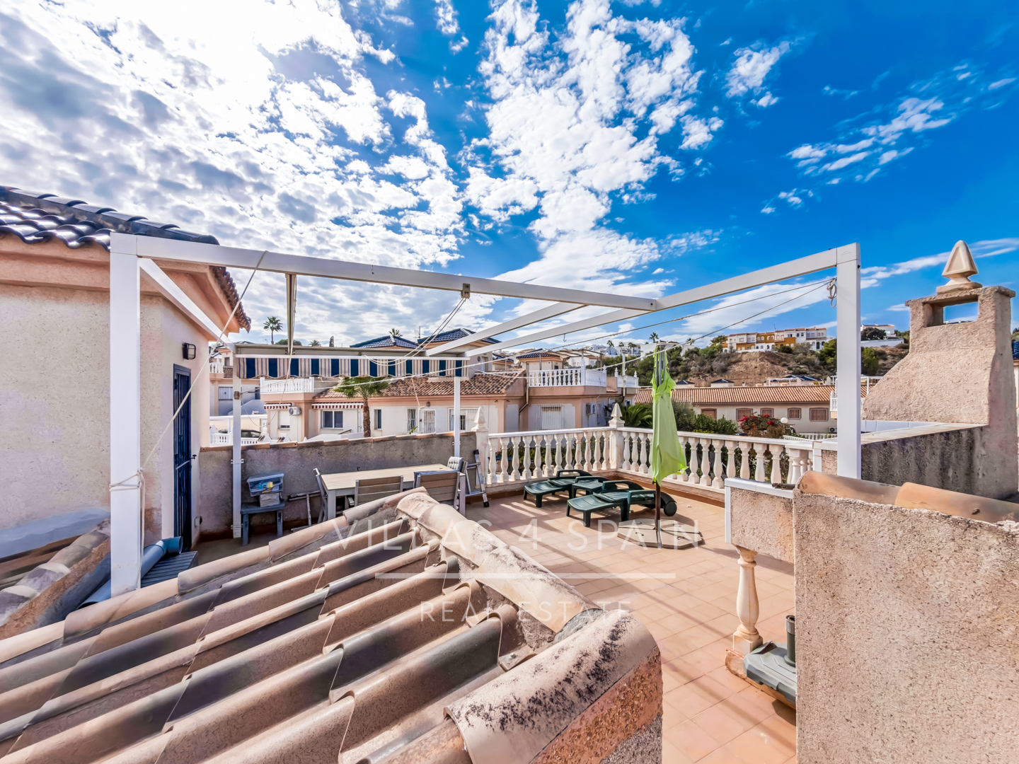 Resale - Exclusive 2 Bed 2 Bath corner plot Townhouse with a large garden and roof terrace with community pool in Ciudad Quesada - calle Onda - Alicante