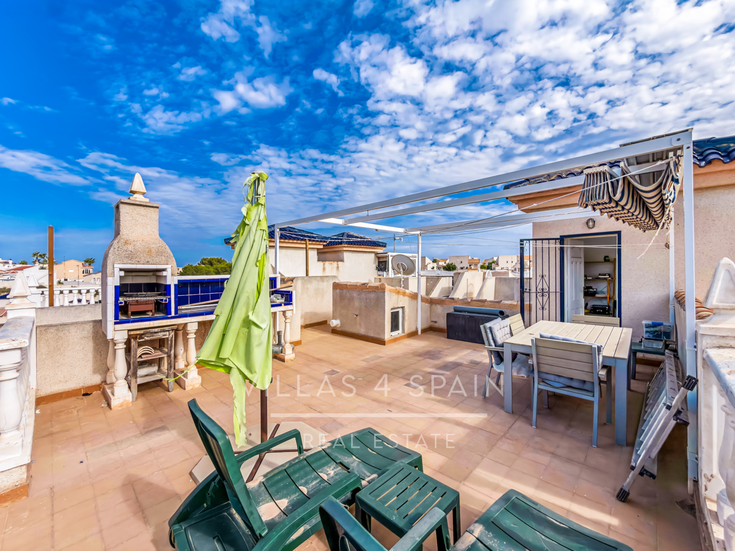 Resale - Exclusive 2 Bed 2 Bath corner plot Townhouse with a large garden and roof terrace with community pool in Ciudad Quesada - calle Onda - Alicante