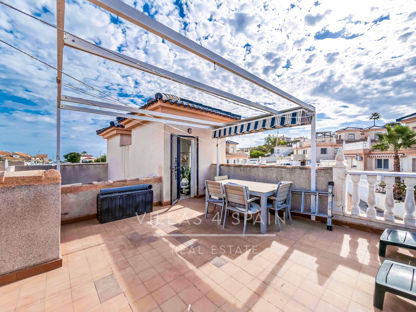 Resale - Exclusive 2 Bed 2 Bath corner plot Townhouse with a large garden and roof terrace with community pool in Ciudad Quesada - calle Onda - Alicante