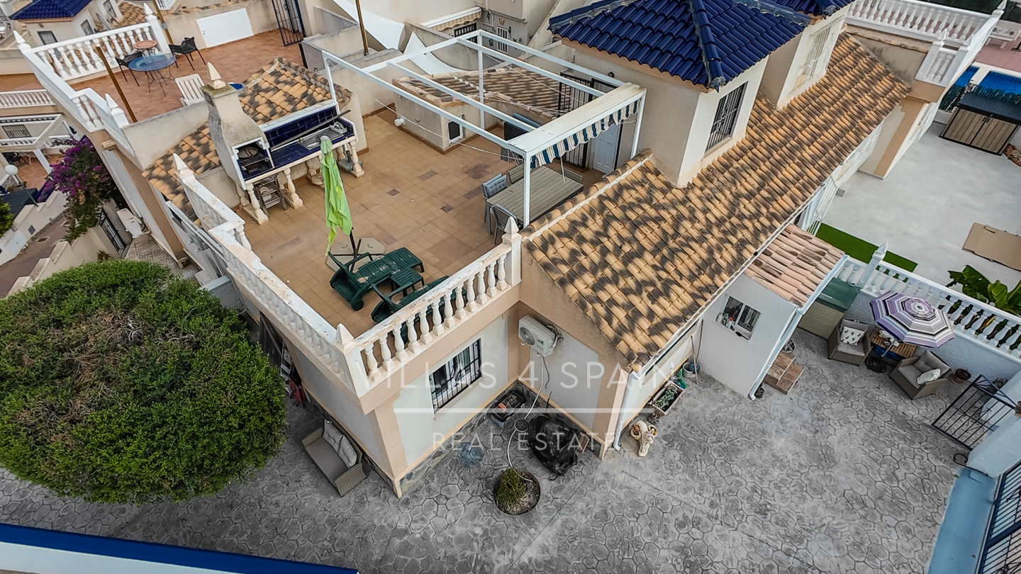 Resale - Exclusive 2 Bed 2 Bath corner plot Townhouse with a large garden and roof terrace with community pool in Ciudad Quesada - calle Onda - Alicante