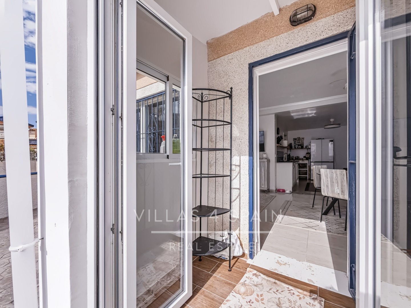 Resale - Exclusive 2 Bed 2 Bath corner plot Townhouse with a large garden and roof terrace with community pool in Ciudad Quesada - calle Onda - Alicante