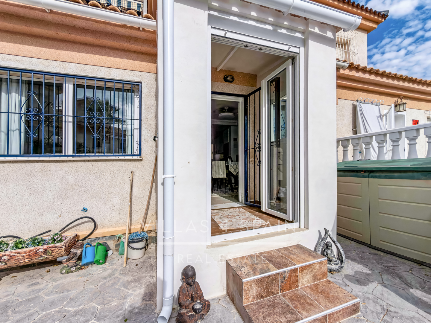 Resale - Exclusive 2 Bed 2 Bath corner plot Townhouse with a large garden and roof terrace with community pool in Ciudad Quesada - calle Onda - Alicante