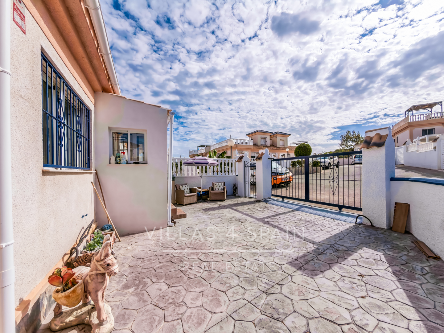 Resale - Exclusive 2 Bed 2 Bath corner plot Townhouse with a large garden and roof terrace with community pool in Ciudad Quesada - calle Onda - Alicante