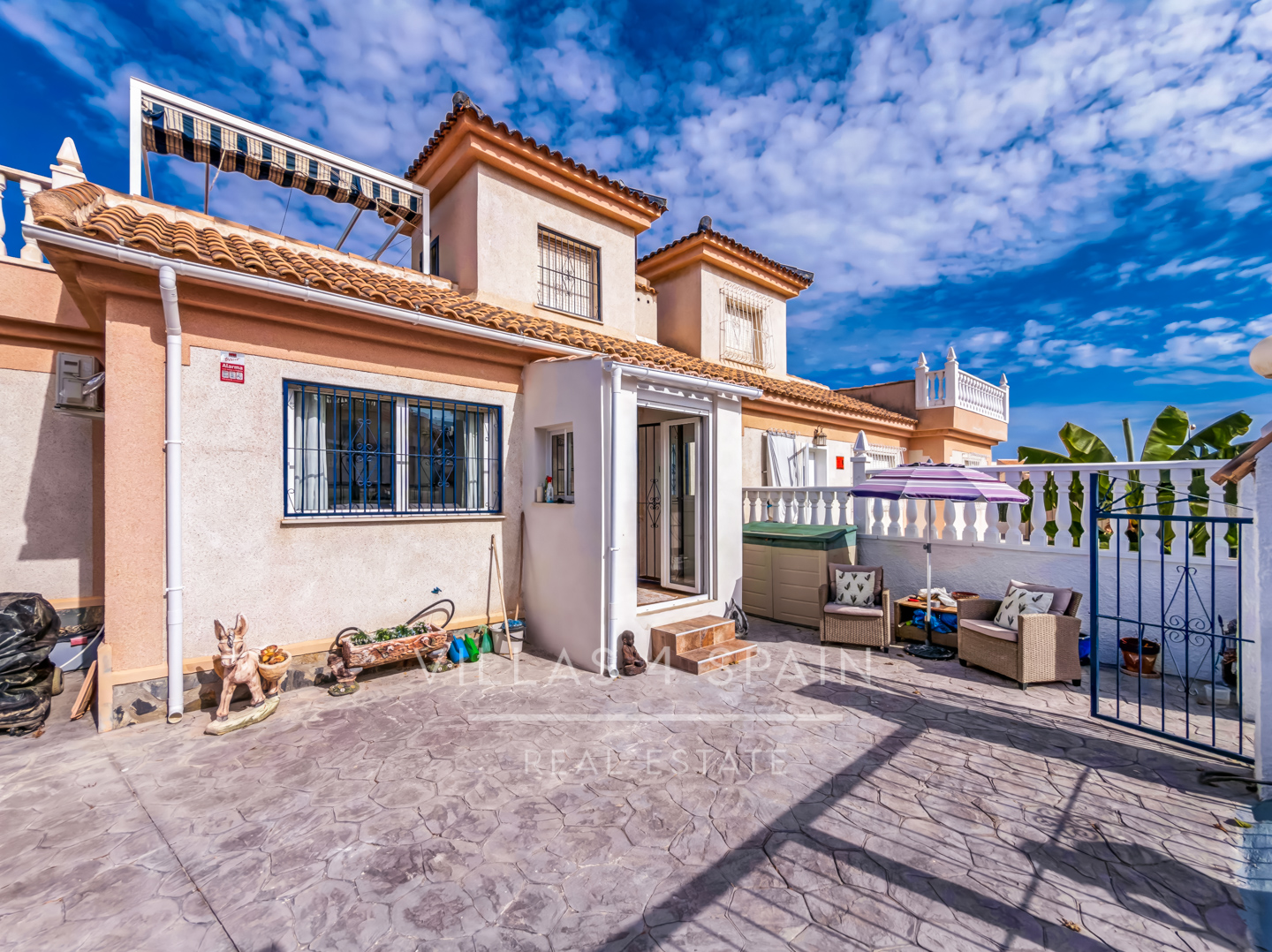 Resale - Exclusive 2 Bed 2 Bath corner plot Townhouse with a large garden and roof terrace with community pool in Ciudad Quesada - calle Onda - Alicante