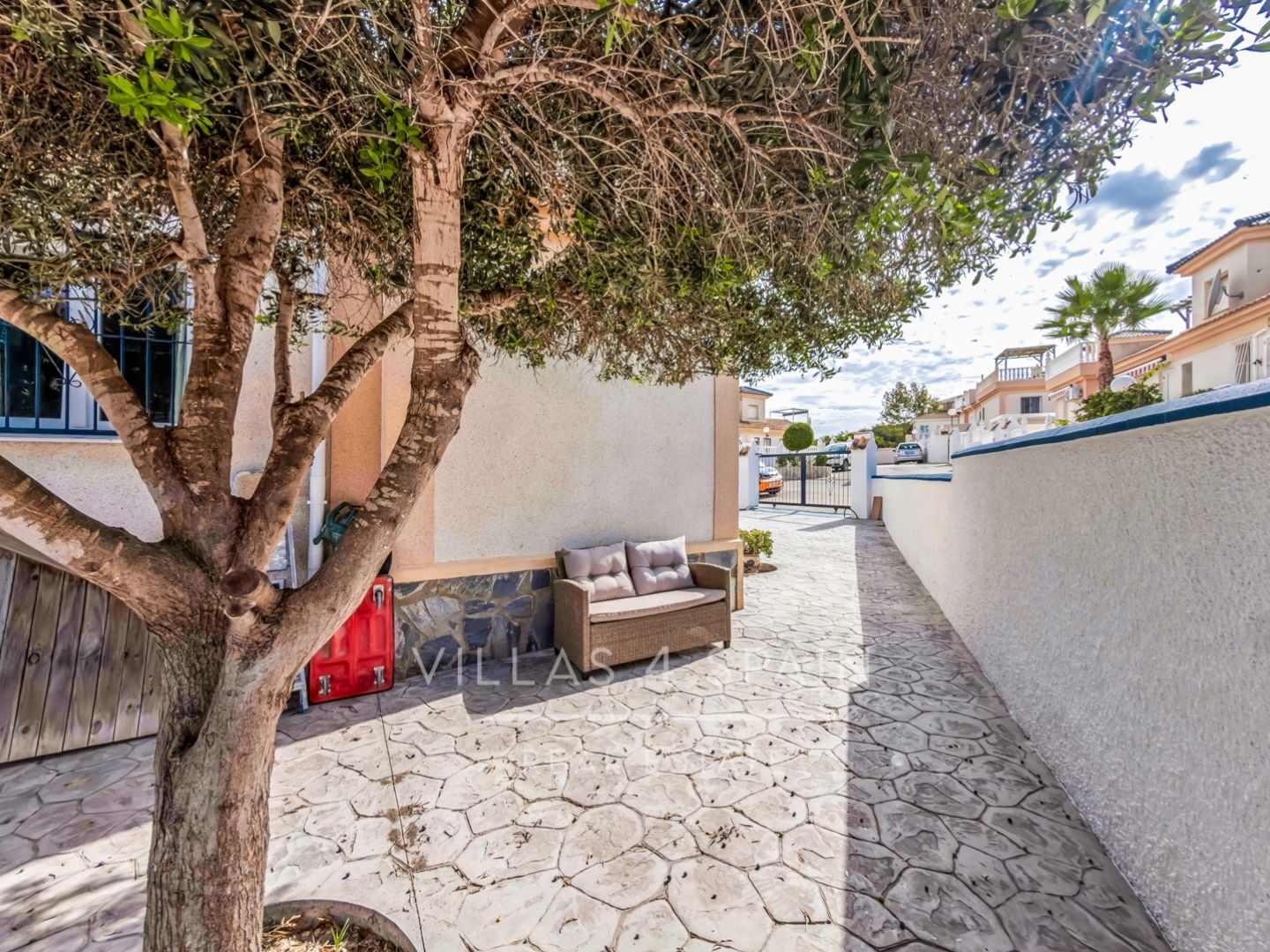 2 Bed 2 Bath corner plot Townhouse with a large garden and roof terrace with community pool 