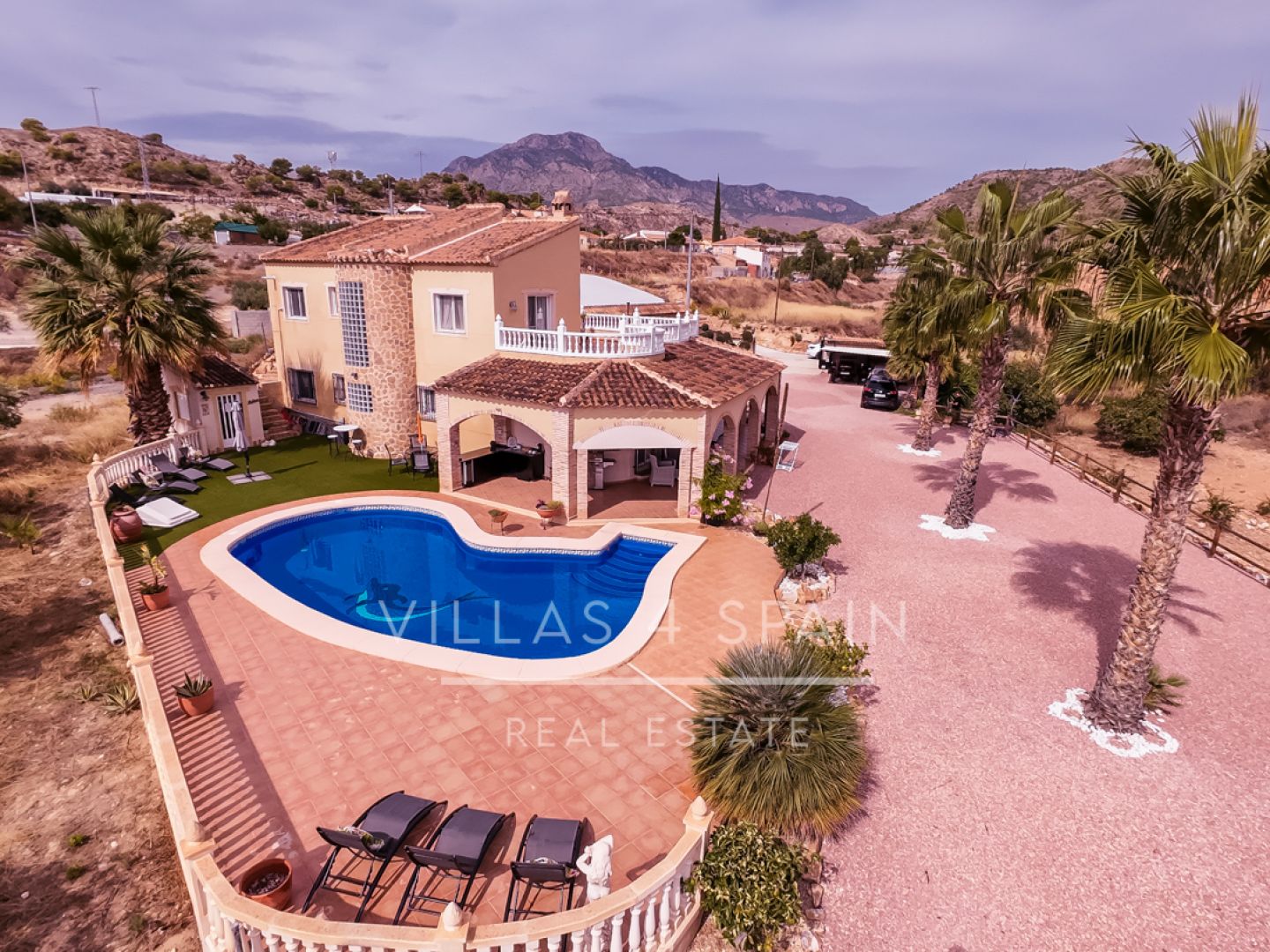 6 bedroom 4 bathroom villa and cave house for sale in Las Casicas, Fortuna