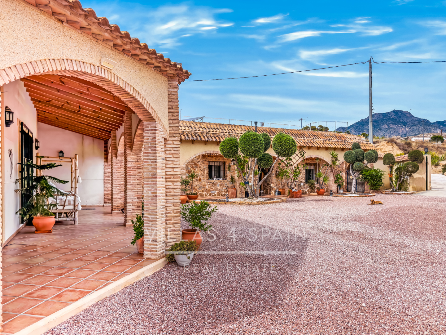 6 bedroom 4 bathroom villa and cave house for sale in Las Casicas, Fortuna