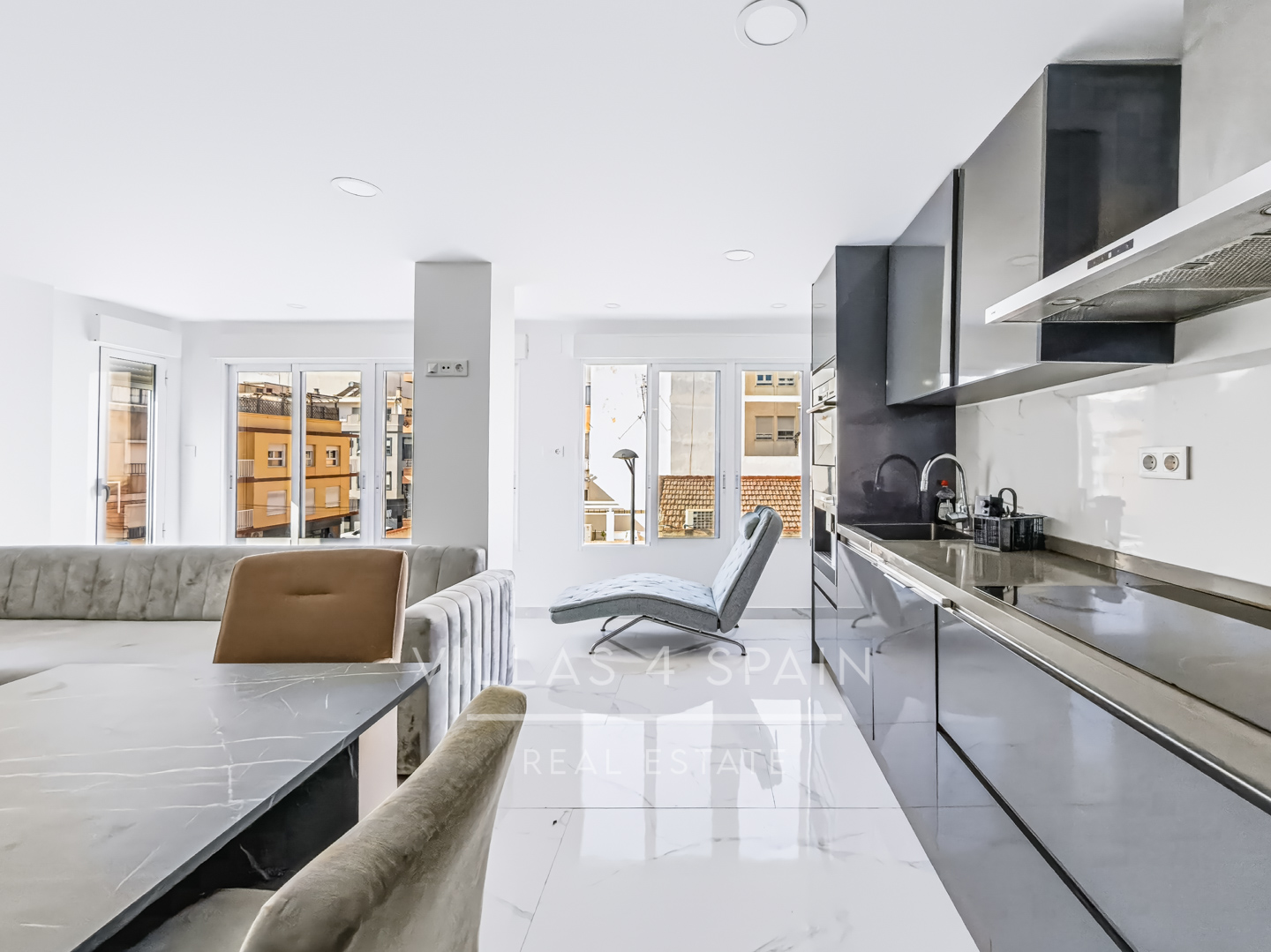 Resale - 3 Bed 2 Bath Penthouse Apartment with roof terrace in Guardamar del Segura Town Centre - carrer sant jaume  - Alicante