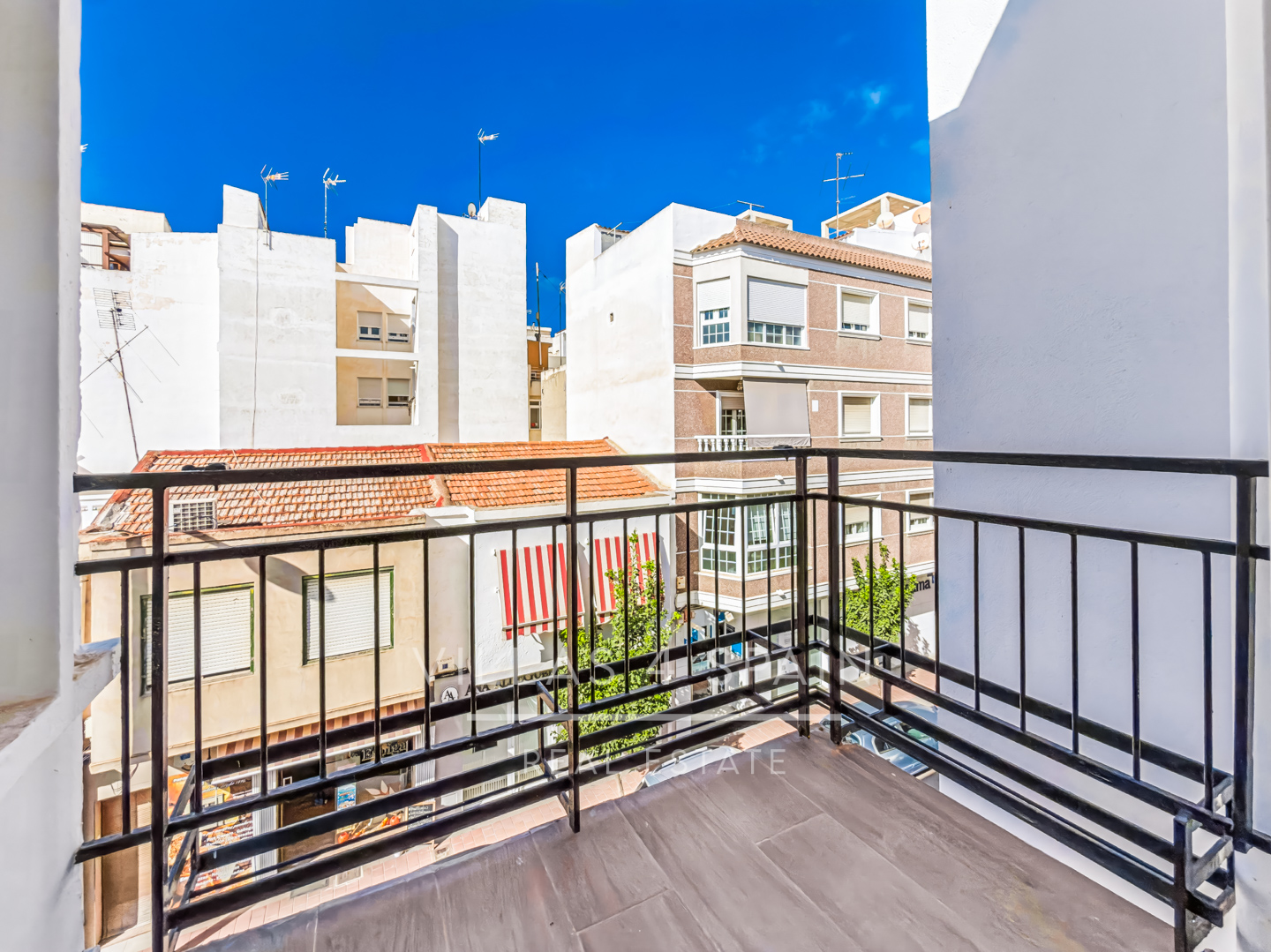 Resale - 3 Bed 2 Bath Penthouse Apartment with roof terrace in Guardamar del Segura Town Centre - carrer sant jaume  - Alicante