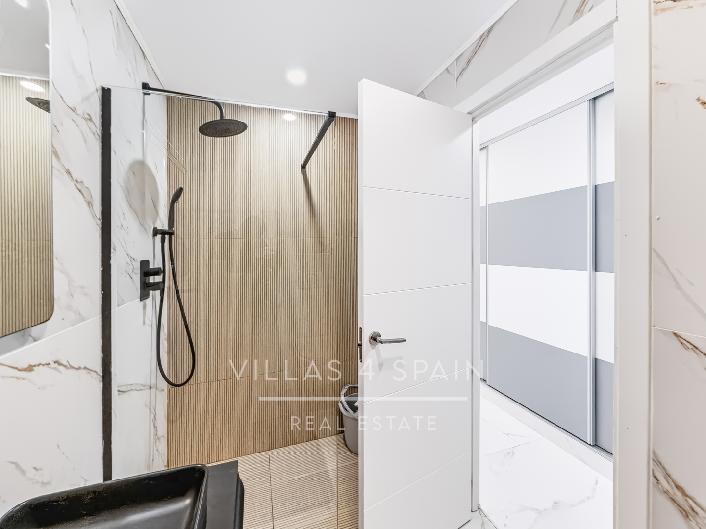 Resale - 3 Bed 2 Bath Penthouse Apartment with roof terrace in Guardamar del Segura Town Centre - carrer sant jaume  - Alicante