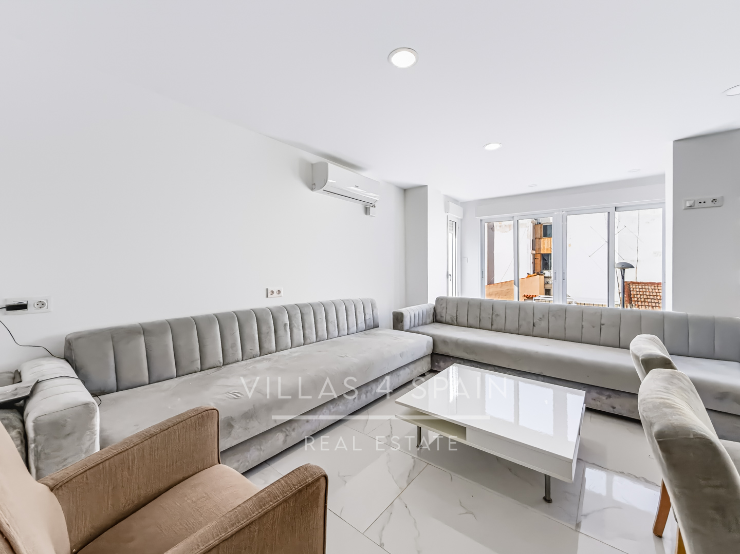 Resale - 3 Bed 2 Bath Penthouse Apartment with roof terrace in Guardamar del Segura Town Centre - carrer sant jaume  - Alicante