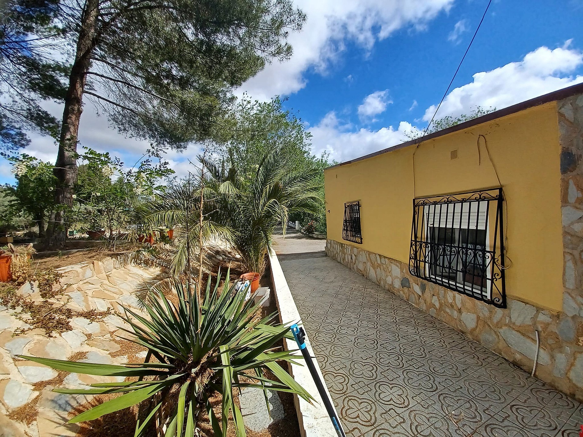 Resale - 5 Bedroom 1 Bathroom Villa in Sax -  - Alicante