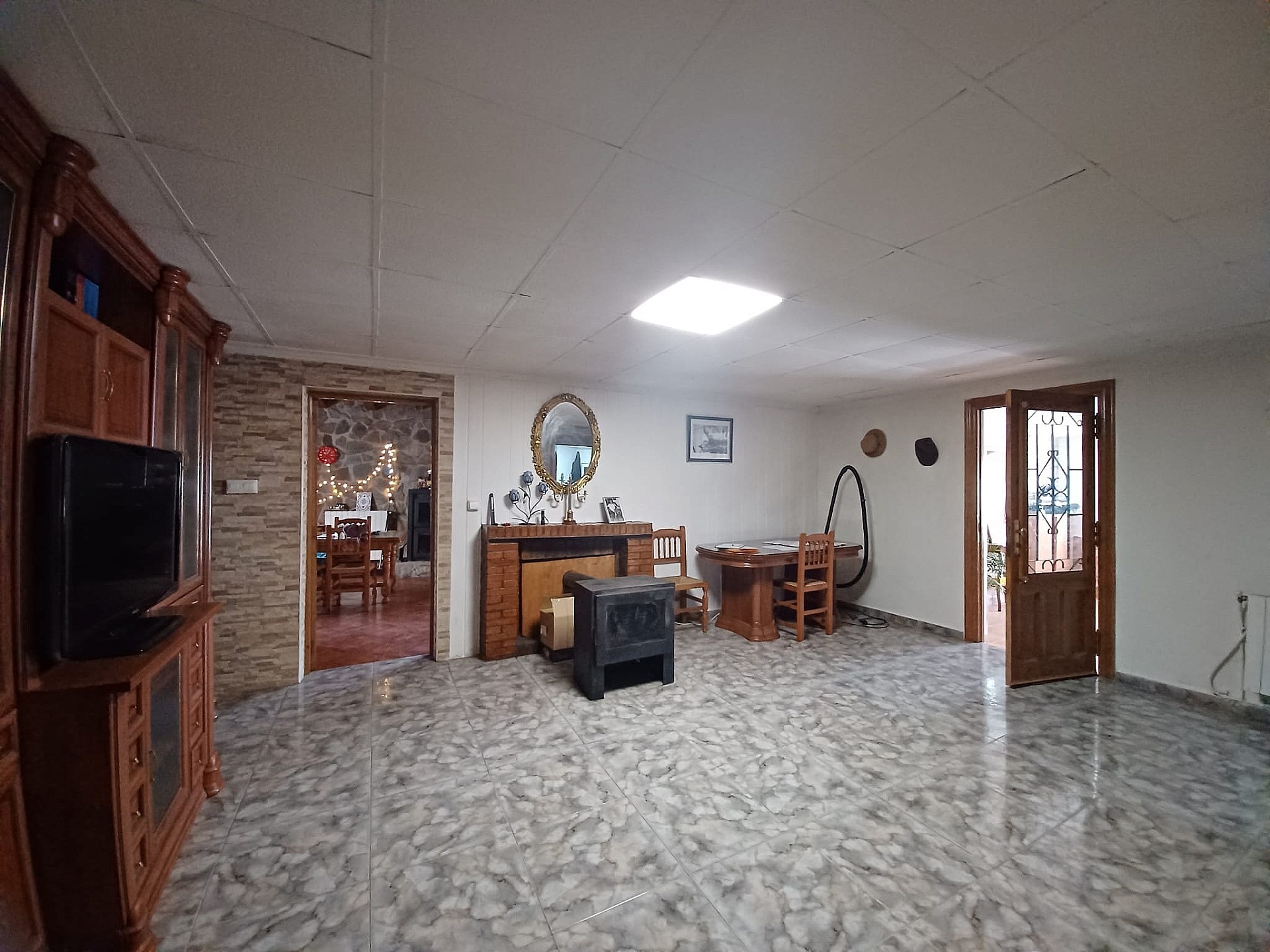 Resale - 5 Bedroom 1 Bathroom Villa in Sax -  - Alicante