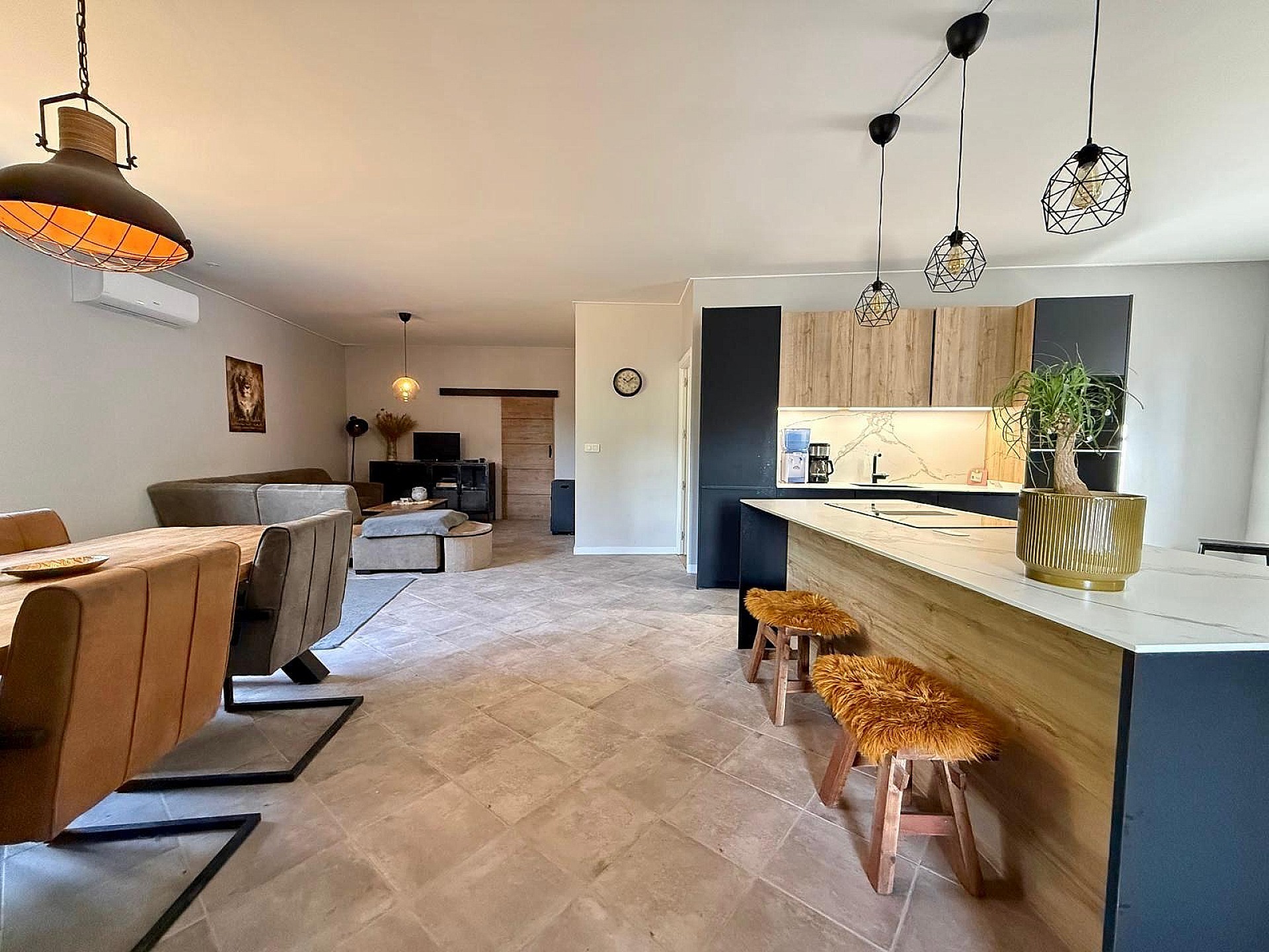 Resale - 5 Bedroom 2 Bathroom Country house in Pinoso -  - Alicante