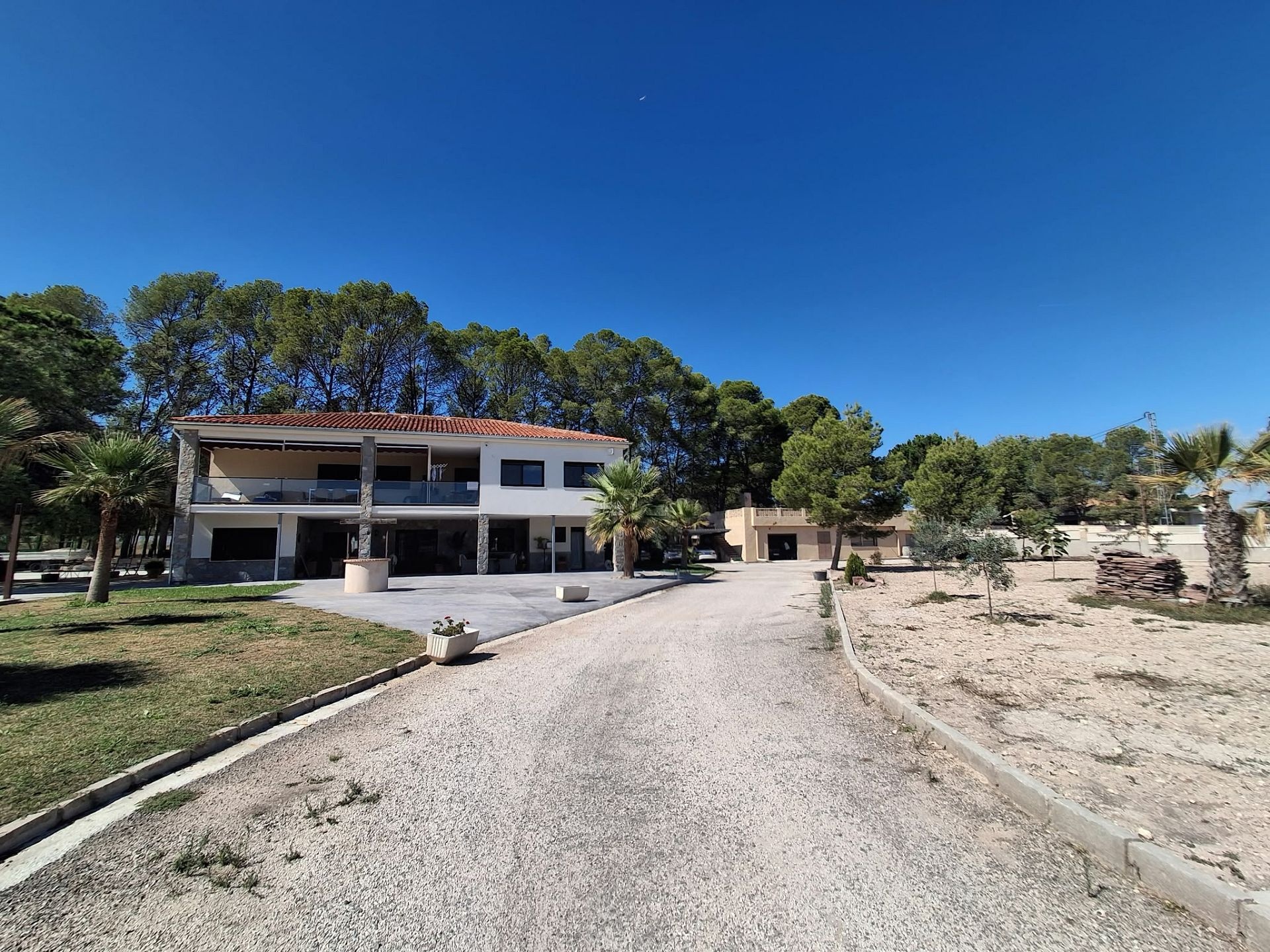 Resale - 7 Bedroom 5 Bathroom Villa in Sax -  - Alicante
