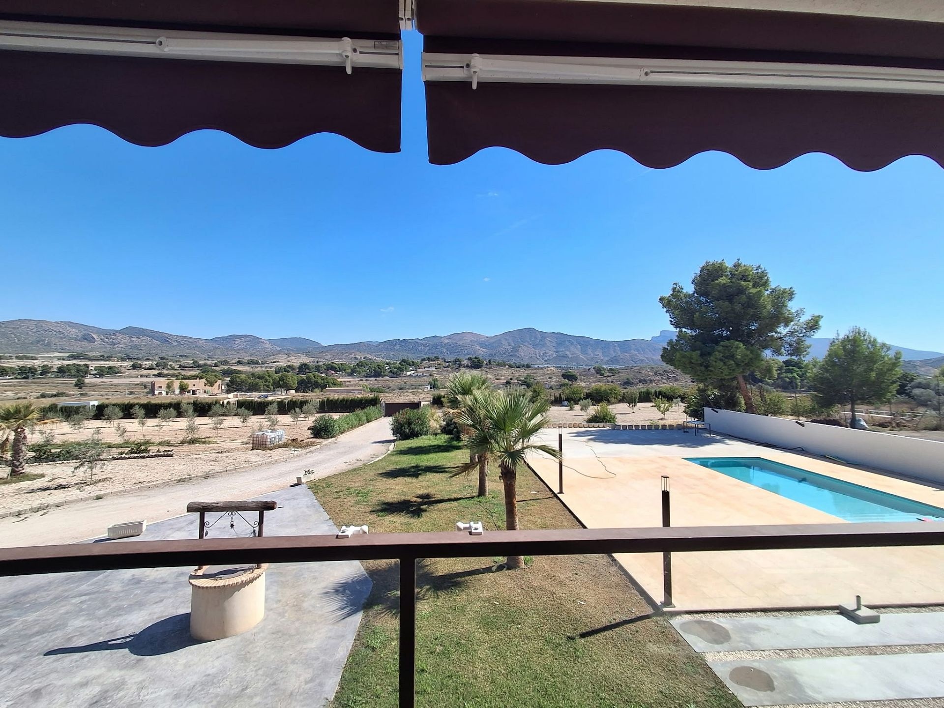 Resale - 7 Bedroom 5 Bathroom Villa in Sax -  - Alicante