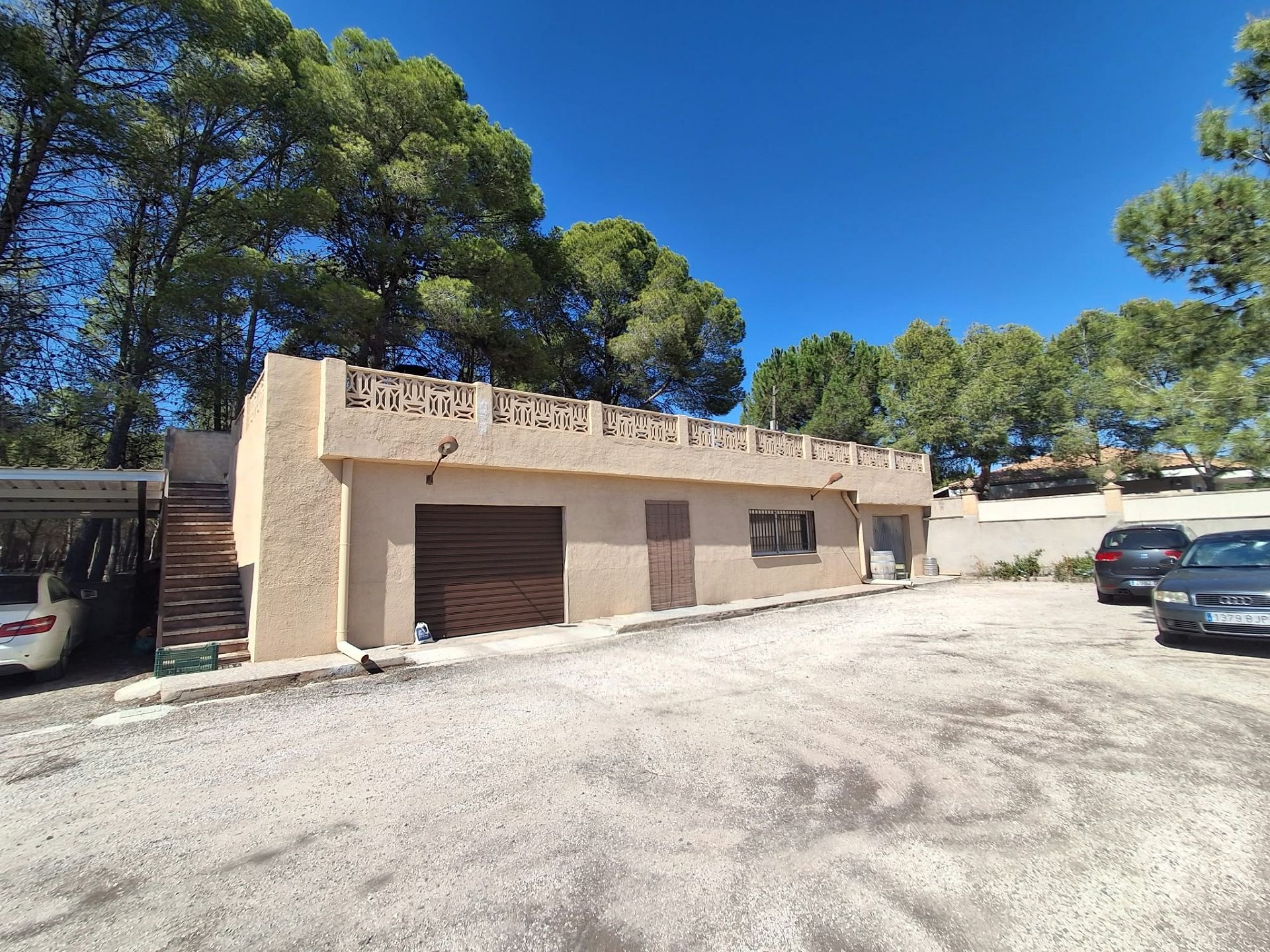 Resale - 7 Bedroom 5 Bathroom Villa in Sax -  - Alicante