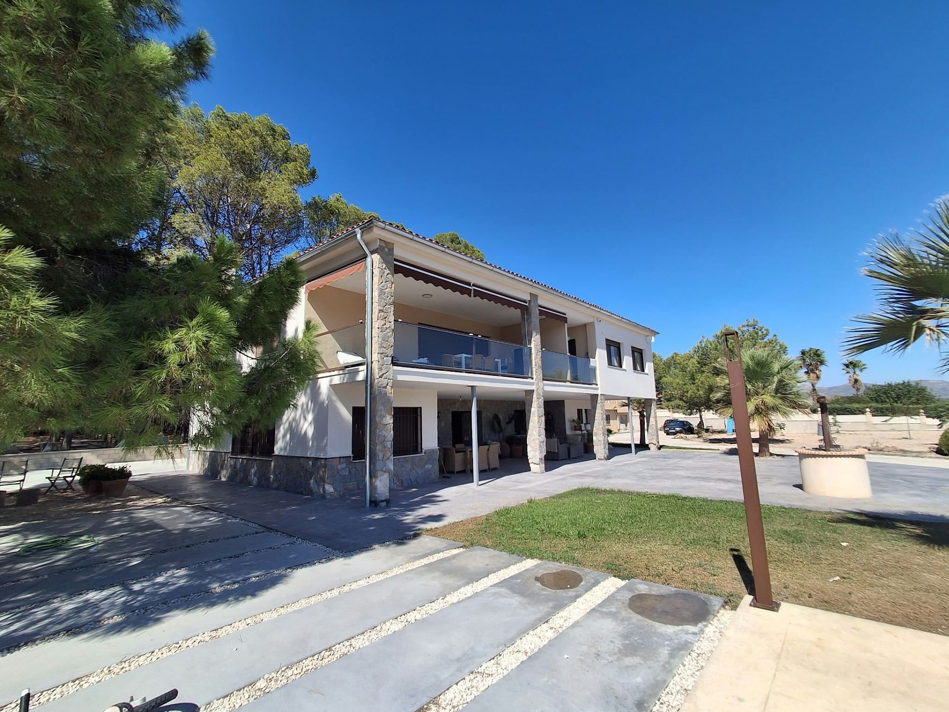 Resale - 7 Bedroom 5 Bathroom Villa in Sax -  - Alicante