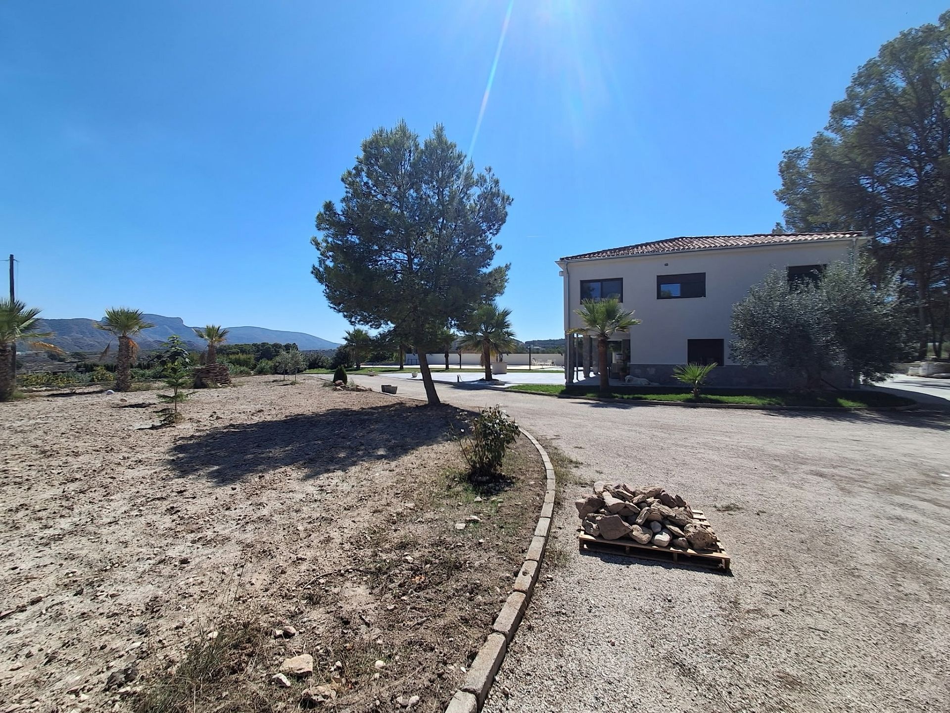 Resale - 7 Bedroom 5 Bathroom Villa in Sax -  - Alicante