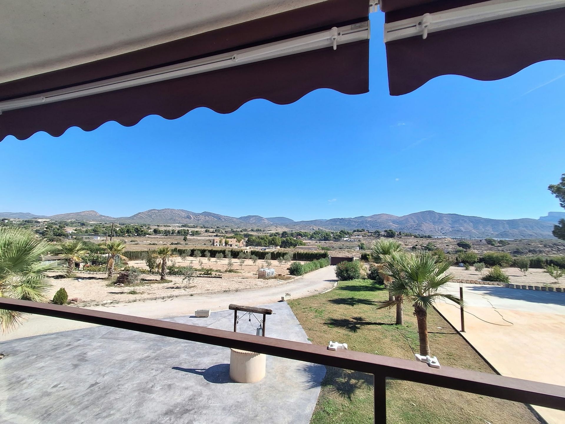 Resale - 7 Bedroom 5 Bathroom Villa in Sax -  - Alicante