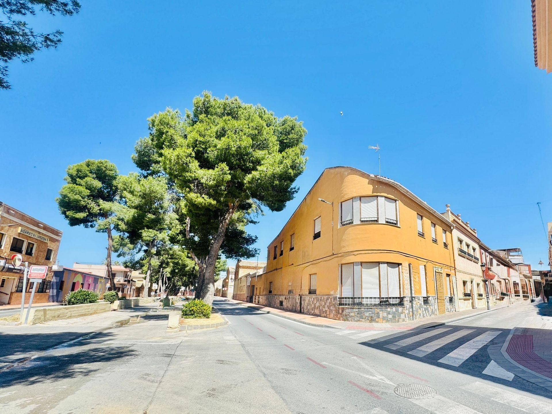 Resale - 10 Bedroom 4 Bathroom Townhouse in Pinoso -  - Alicante