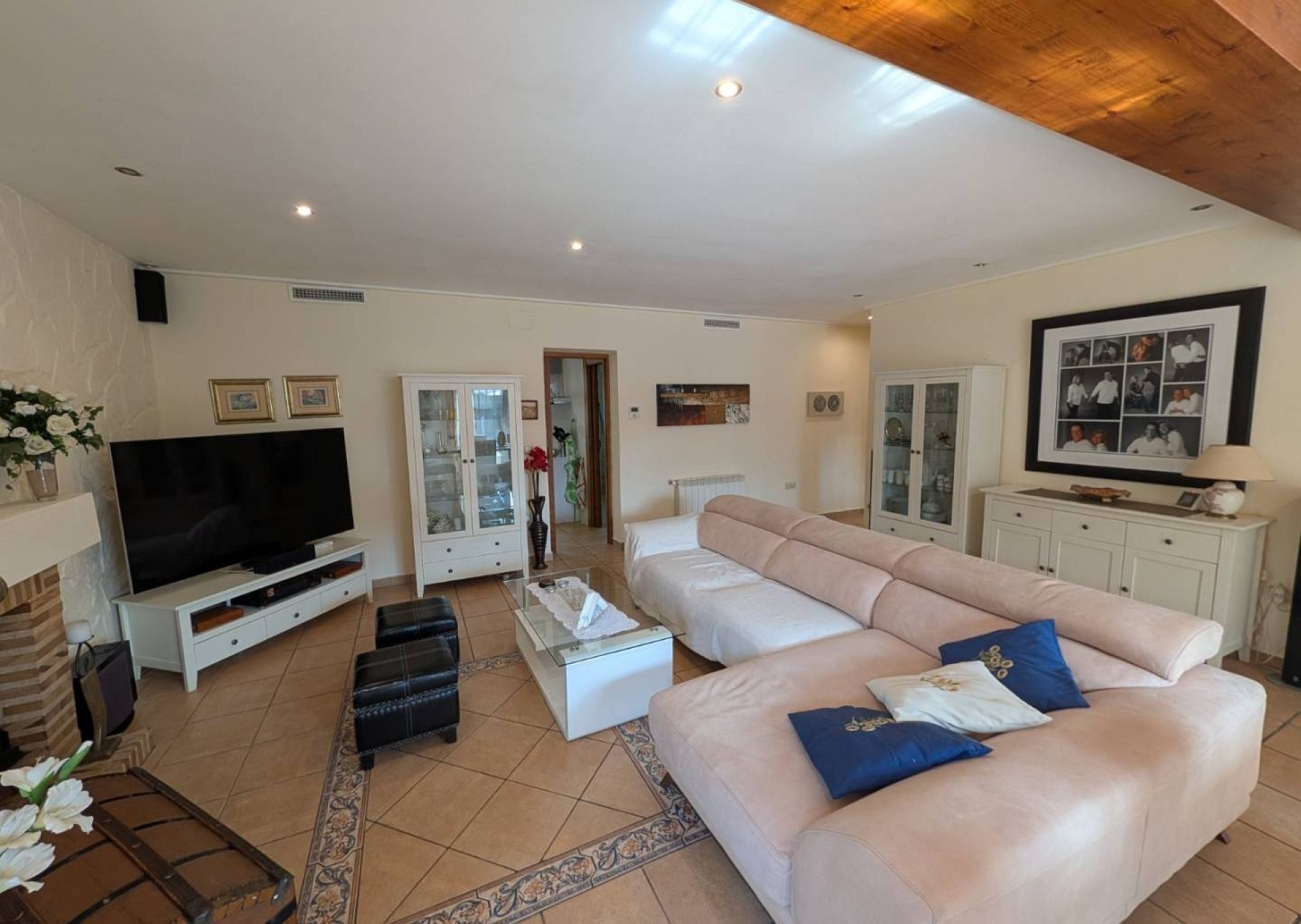 Resale - 4 Bedroom 3 Bathroom Finca in Sax -  - Alicante