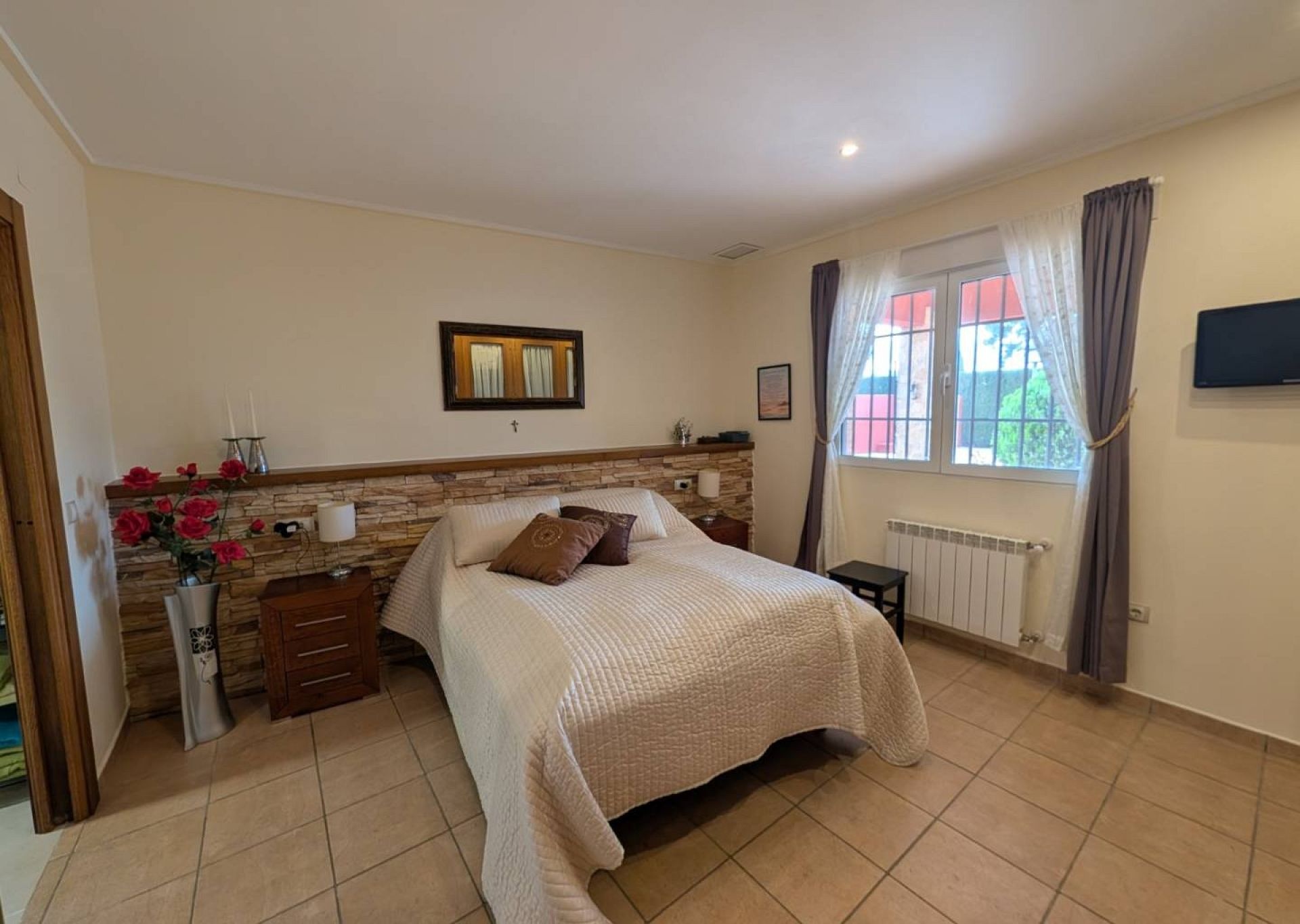 Resale - 4 Bedroom 3 Bathroom Finca in Sax -  - Alicante