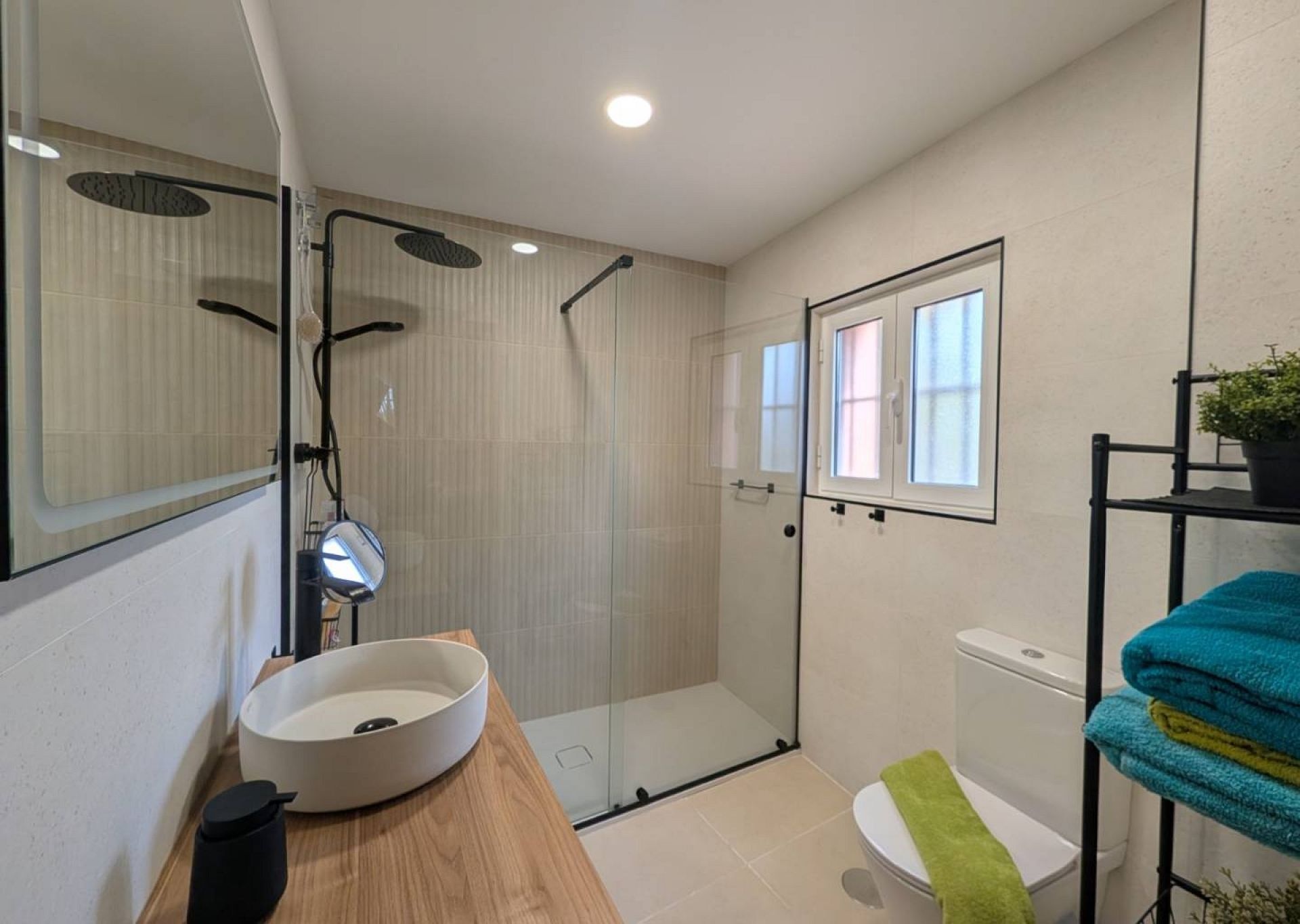 Resale - 4 Bedroom 3 Bathroom Finca in Sax -  - Alicante