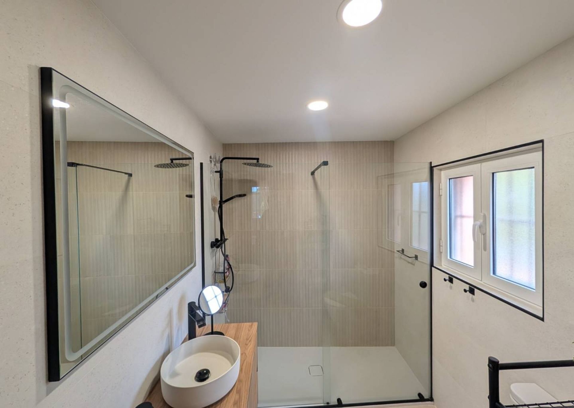 Resale - 4 Bedroom 3 Bathroom Finca in Sax -  - Alicante