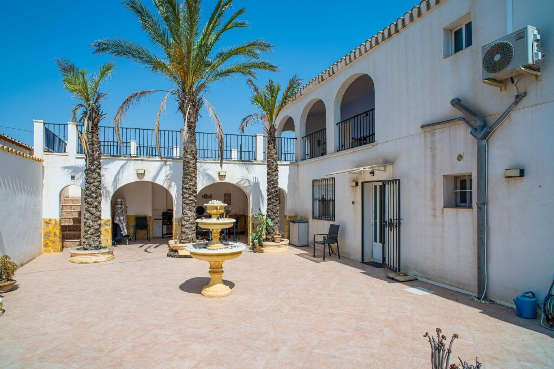 Resale - 5 Bedroom 5 Bathroom Country house in Pinoso -  - Alicante
