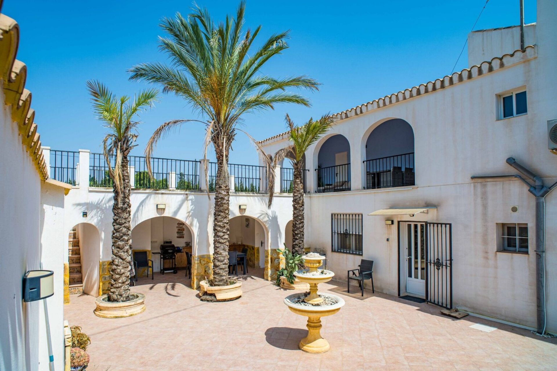 Resale - 5 Bedroom 5 Bathroom Country house in Pinoso -  - Alicante