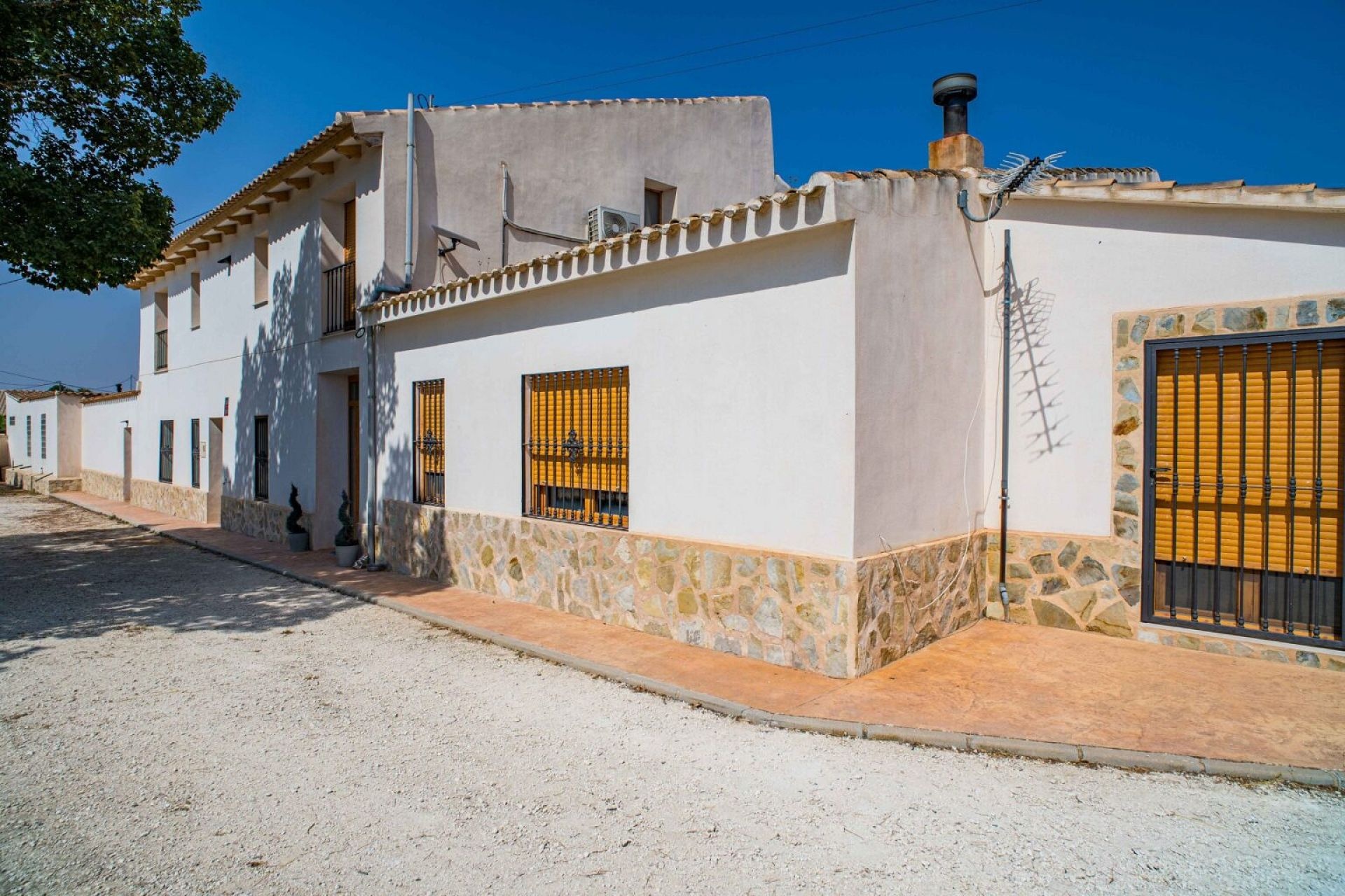 Resale - 5 Bedroom 5 Bathroom Country house in Pinoso -  - Alicante
