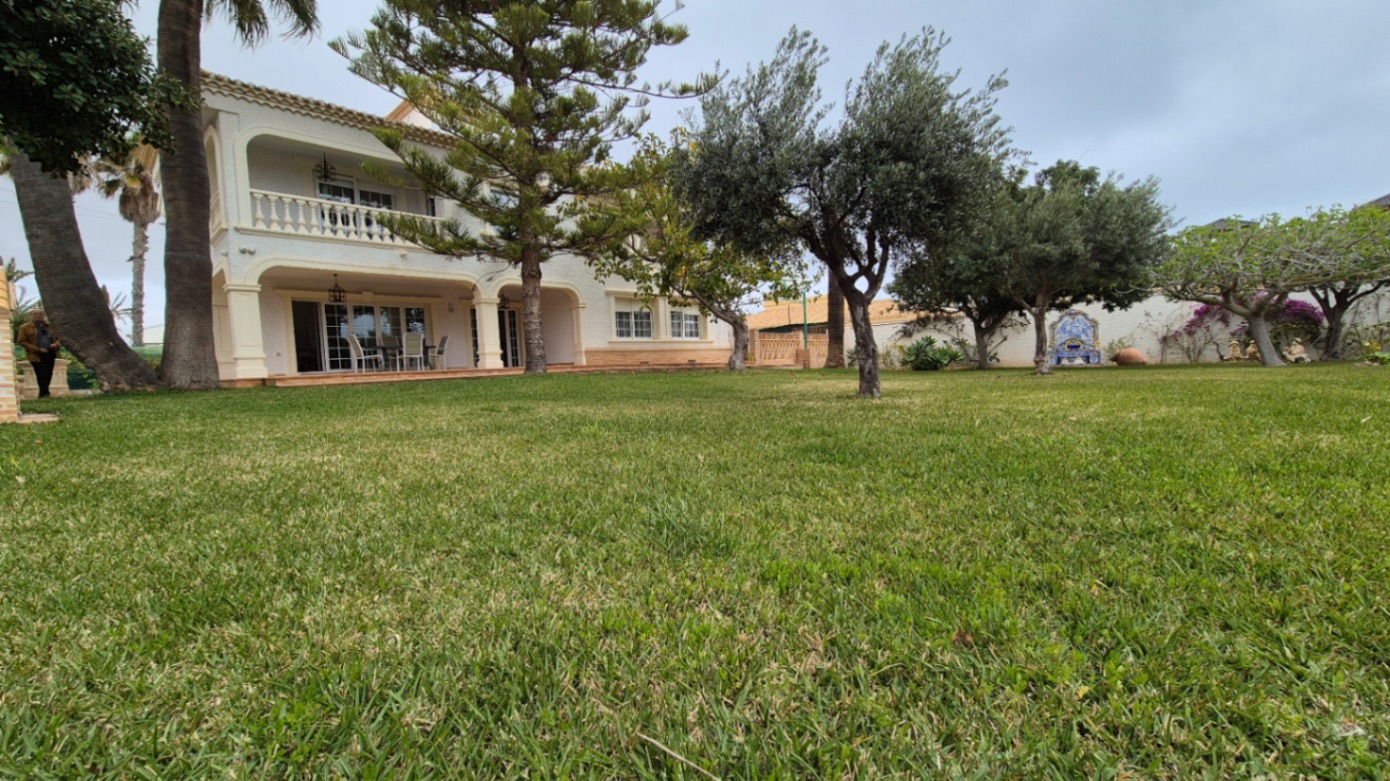 Resale - 7 Bedroom 3 Bathroom Villa in Orihuela - Costa Blanca Sur  - Alicante