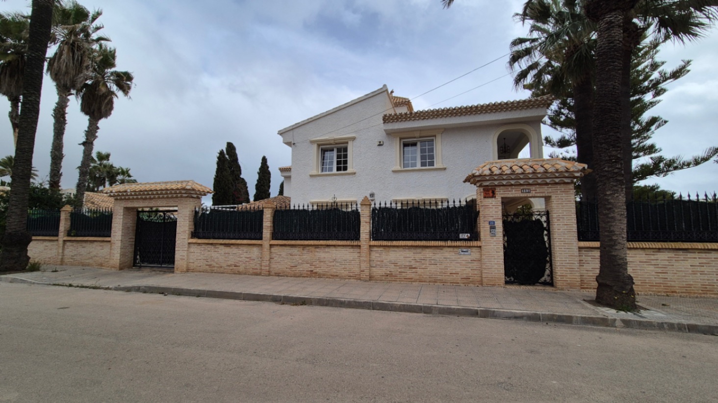 Resale - 7 Bedroom 3 Bathroom Villa in Orihuela - Costa Blanca Sur  - Alicante