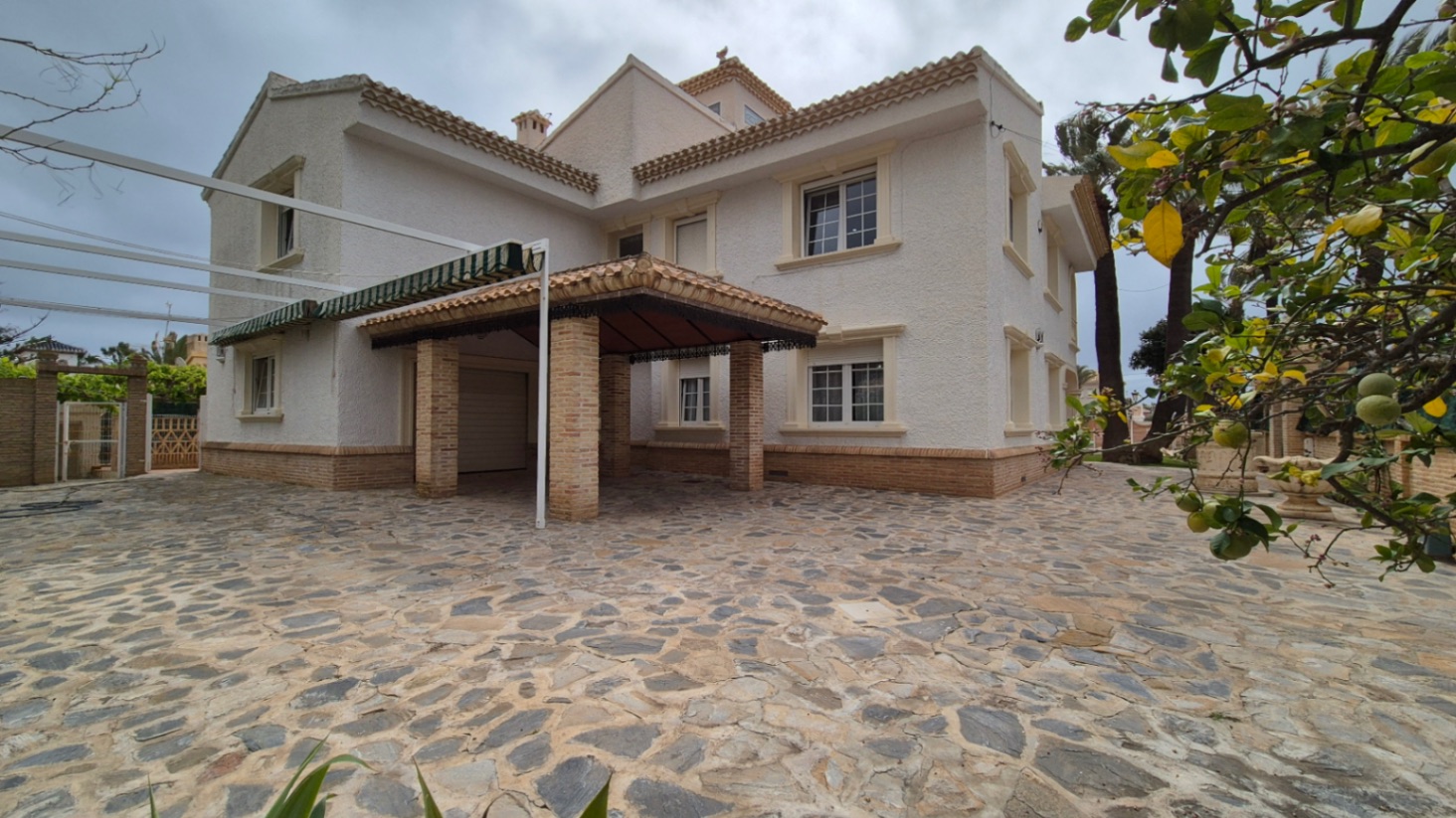 Resale - 7 Bedroom 3 Bathroom Villa in Orihuela - Costa Blanca Sur  - Alicante