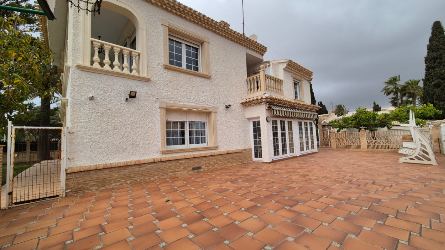 Resale - 7 Bedroom 3 Bathroom Villa in Orihuela - Costa Blanca Sur  - Alicante